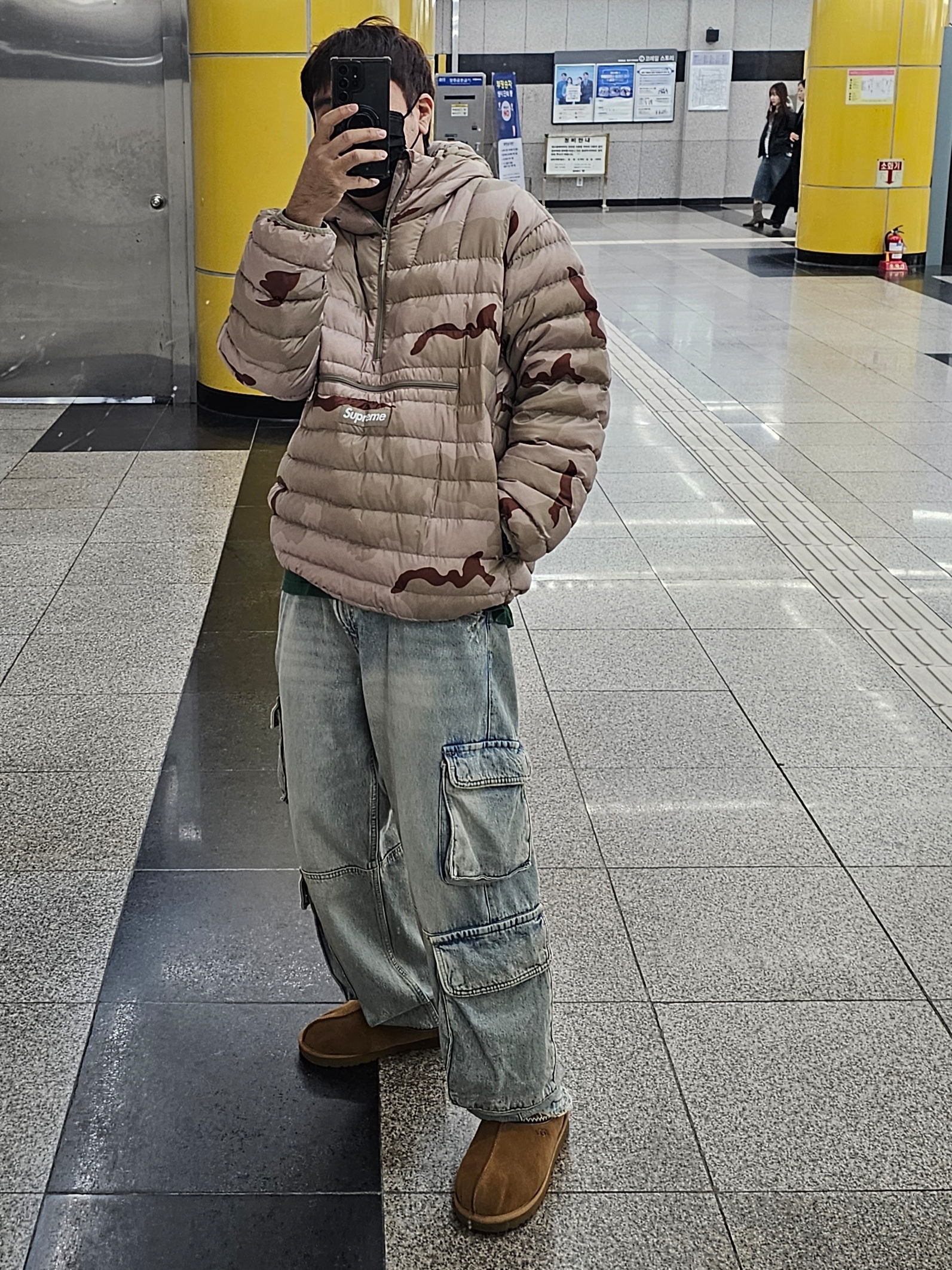 Supreme Micro Down Half Zip Hooded Pullover Desert Camo - 24FW, UGG Tasman Slipper Chestnut 착용 스타일