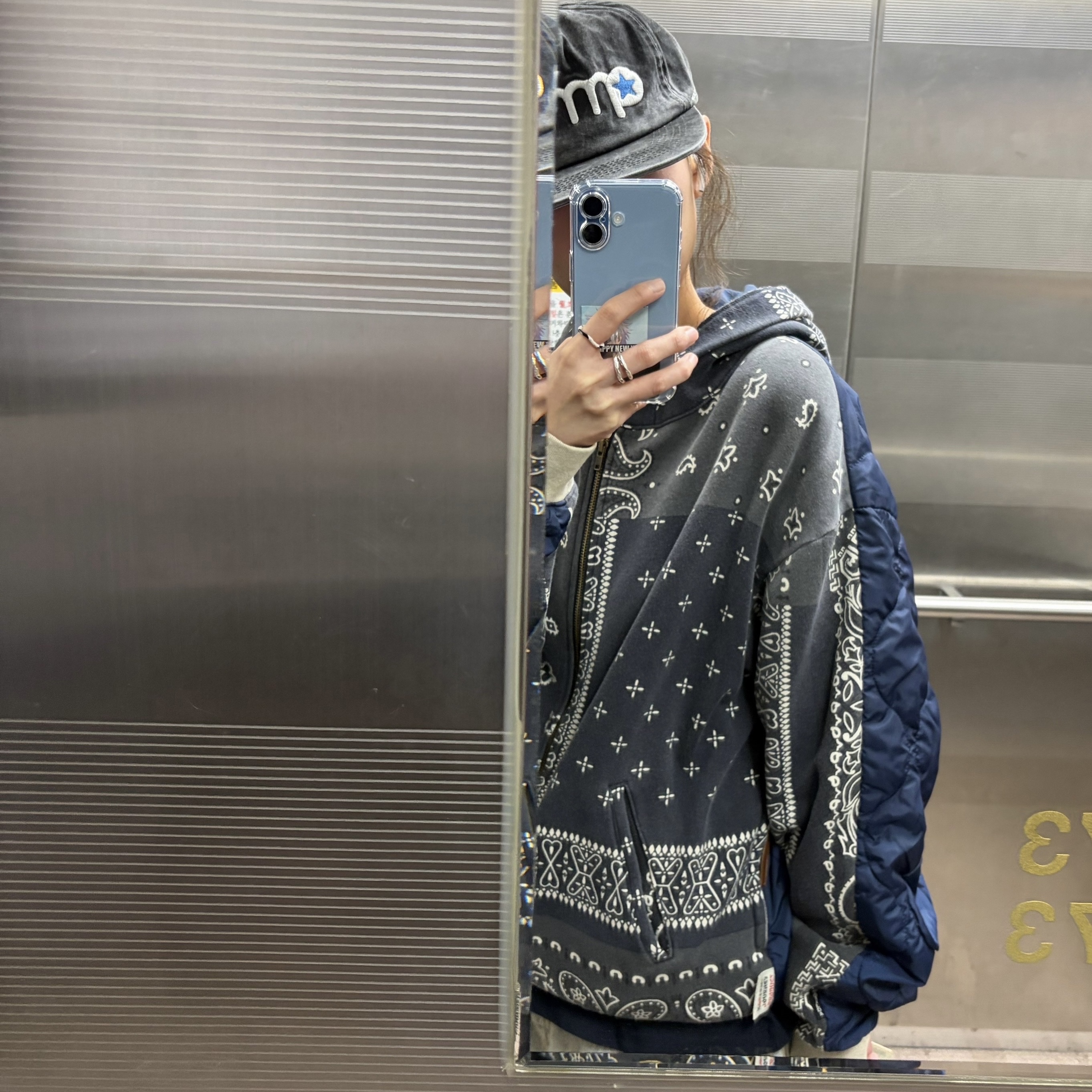Supreme Varsity Hooded Sweatshirt Black - 23FW, Supreme Interstate Reflective Beanie Black - 22FW 착용 스타일 - 4