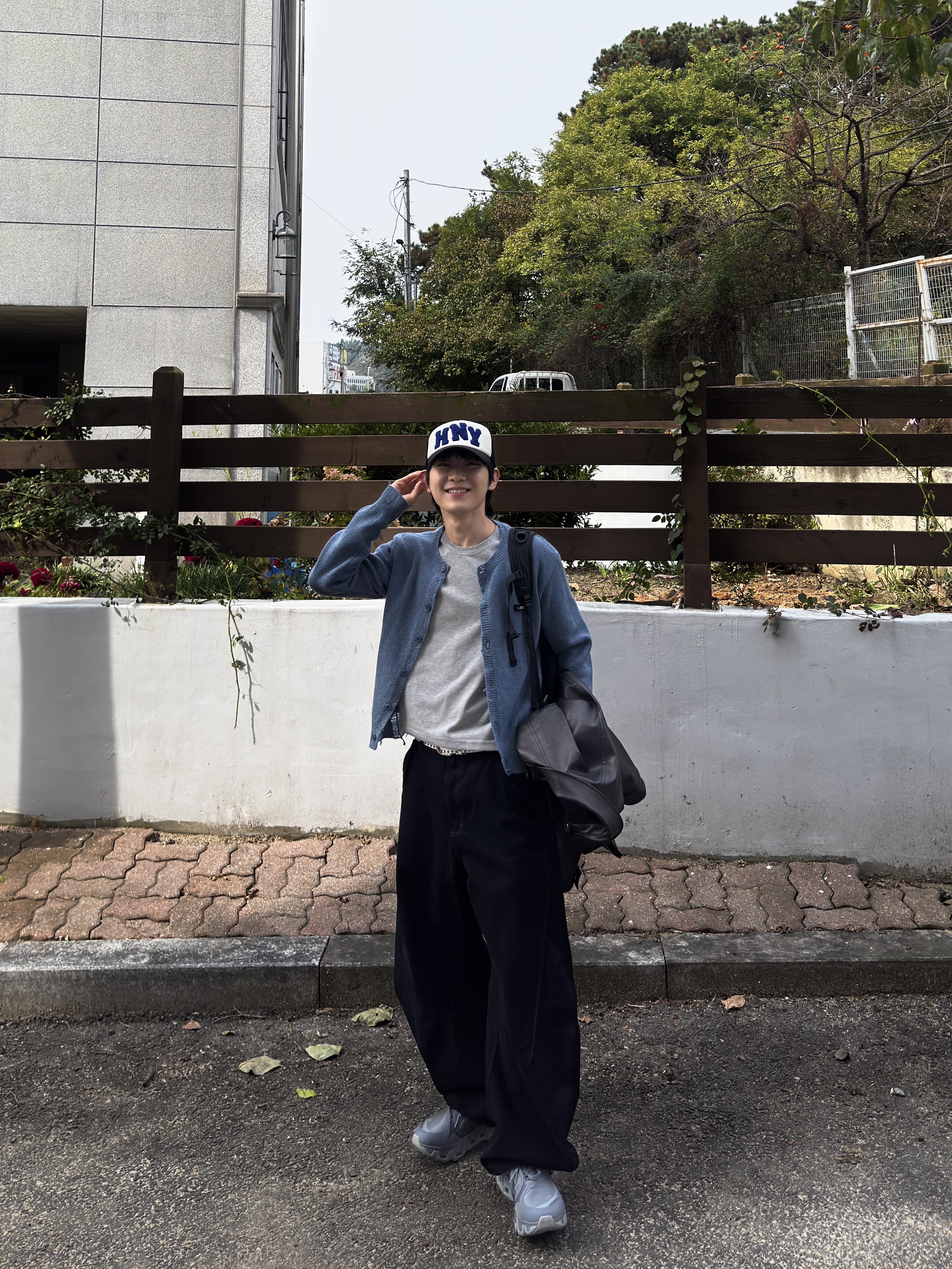 Honey Scoop House HNY Logo Trucker Cap Black, On Running x Post Archive Faction (Paf) Cloudmonster Hyper Phantom Apollo 착용 스타일 - 1