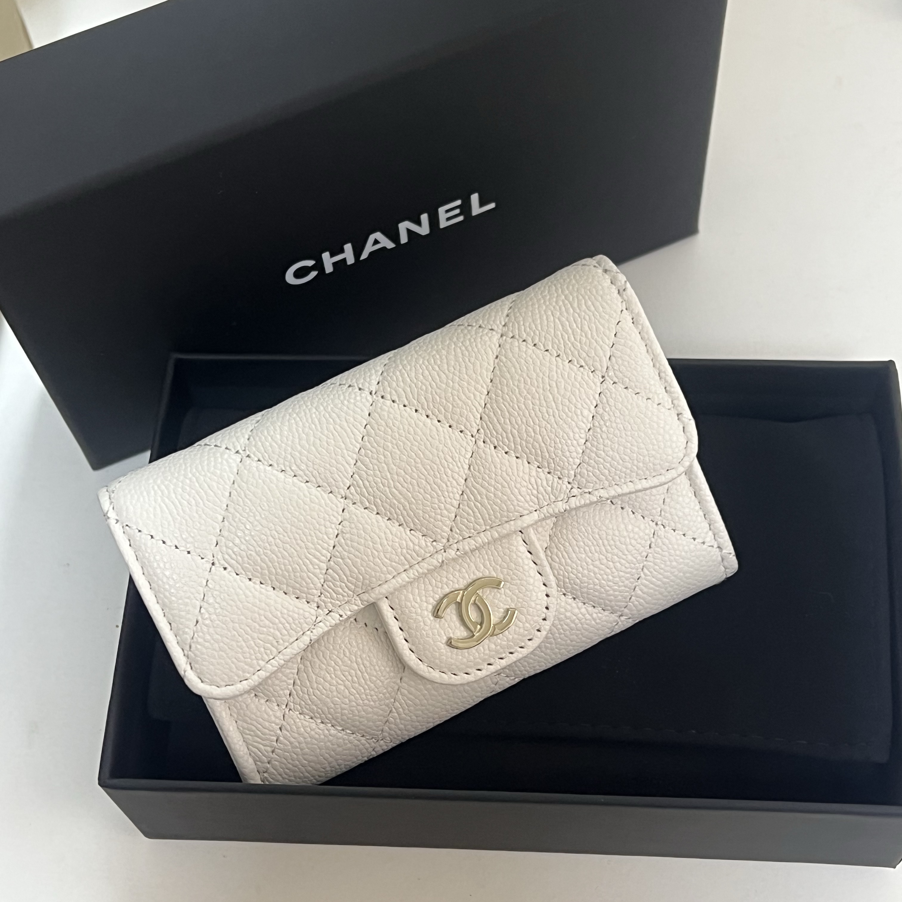 Chanel Classic Card Holder Grained Shiny Calfskin & Gold White 착용 스타일 - 2