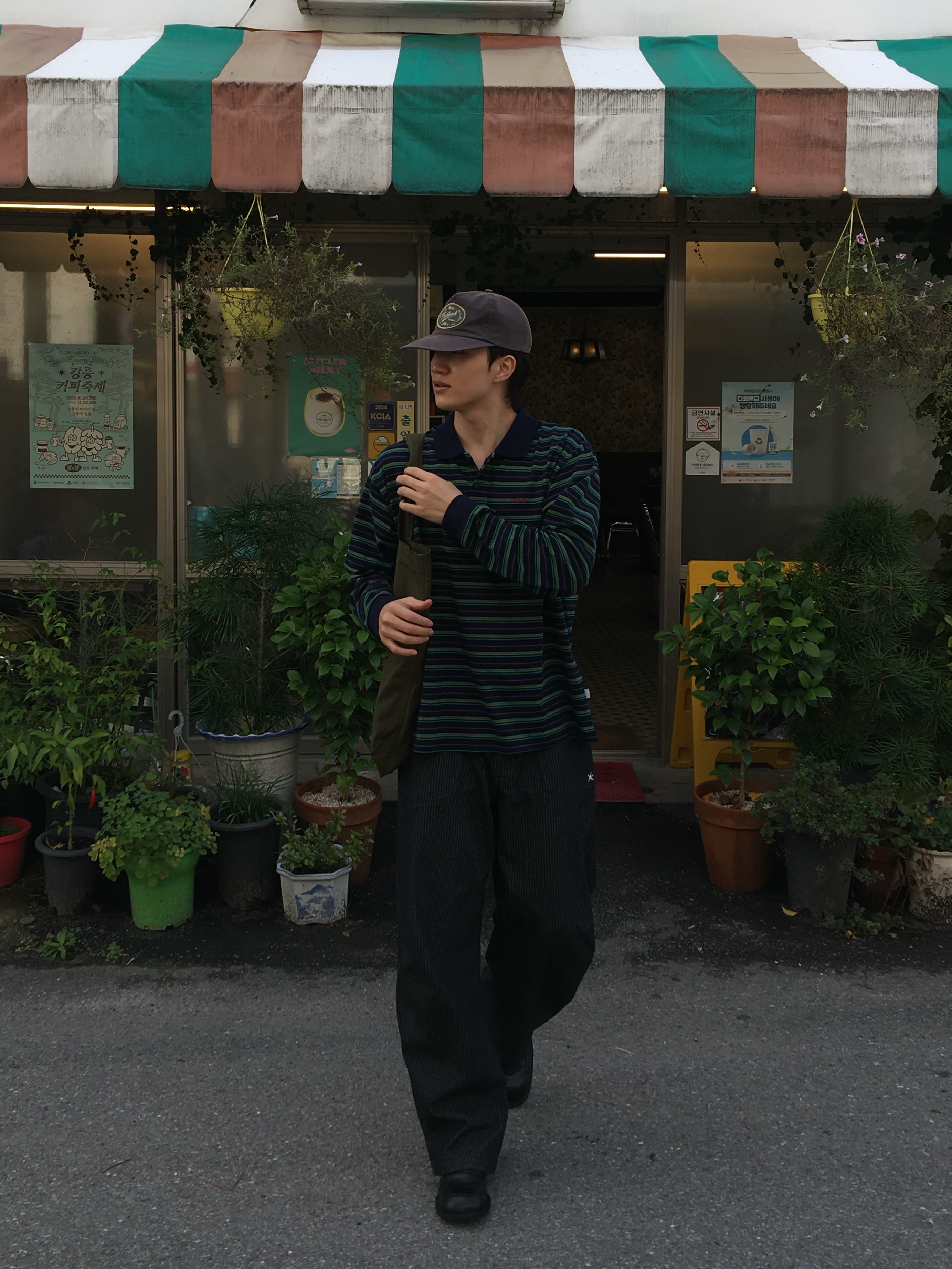 Arket Canvas Tote Bag Dark Green 착용 스타일 - 3
