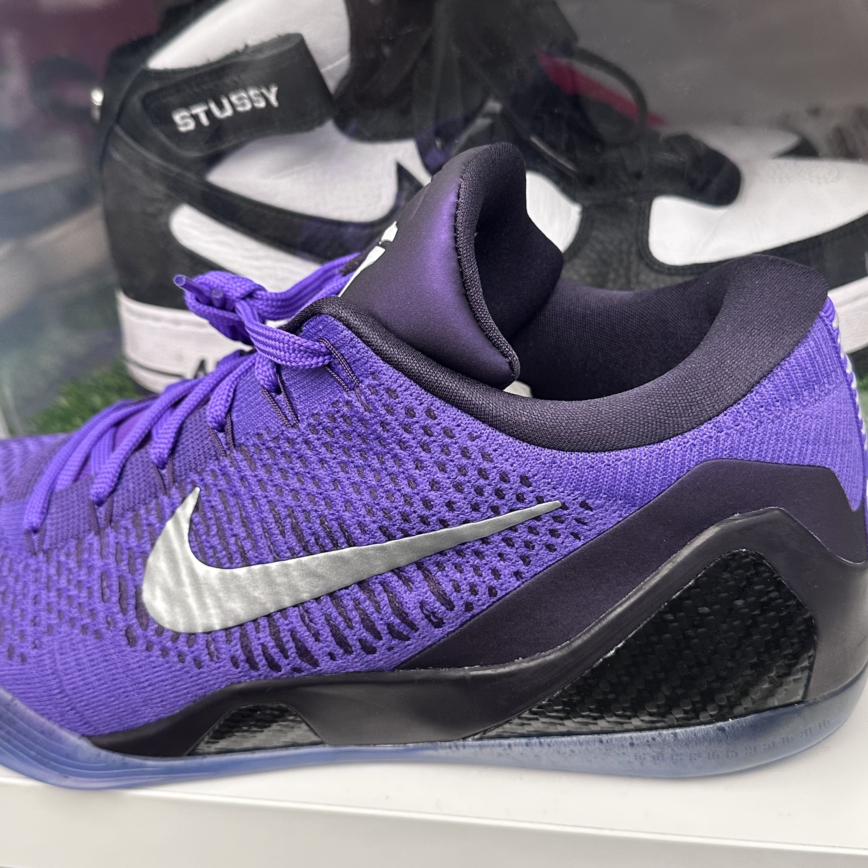 Nike Kobe 9 Elite Low Protro Hyper Grape and Cave Purple 착용 스타일 - 2