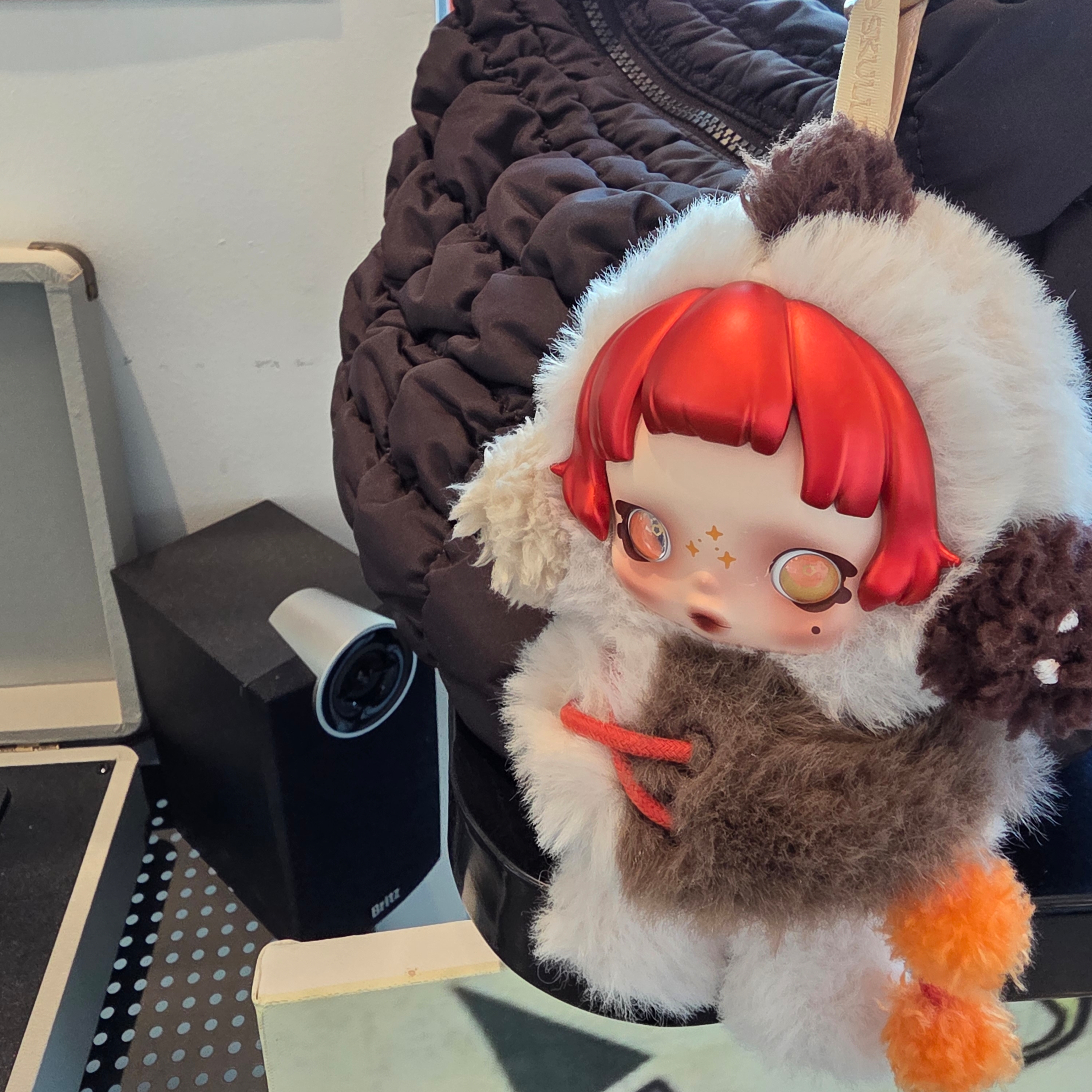 Pop Mart Skullpanda Winter Symphony Series Keyring Ode to Cocoa (Opened Case) 착용 스타일