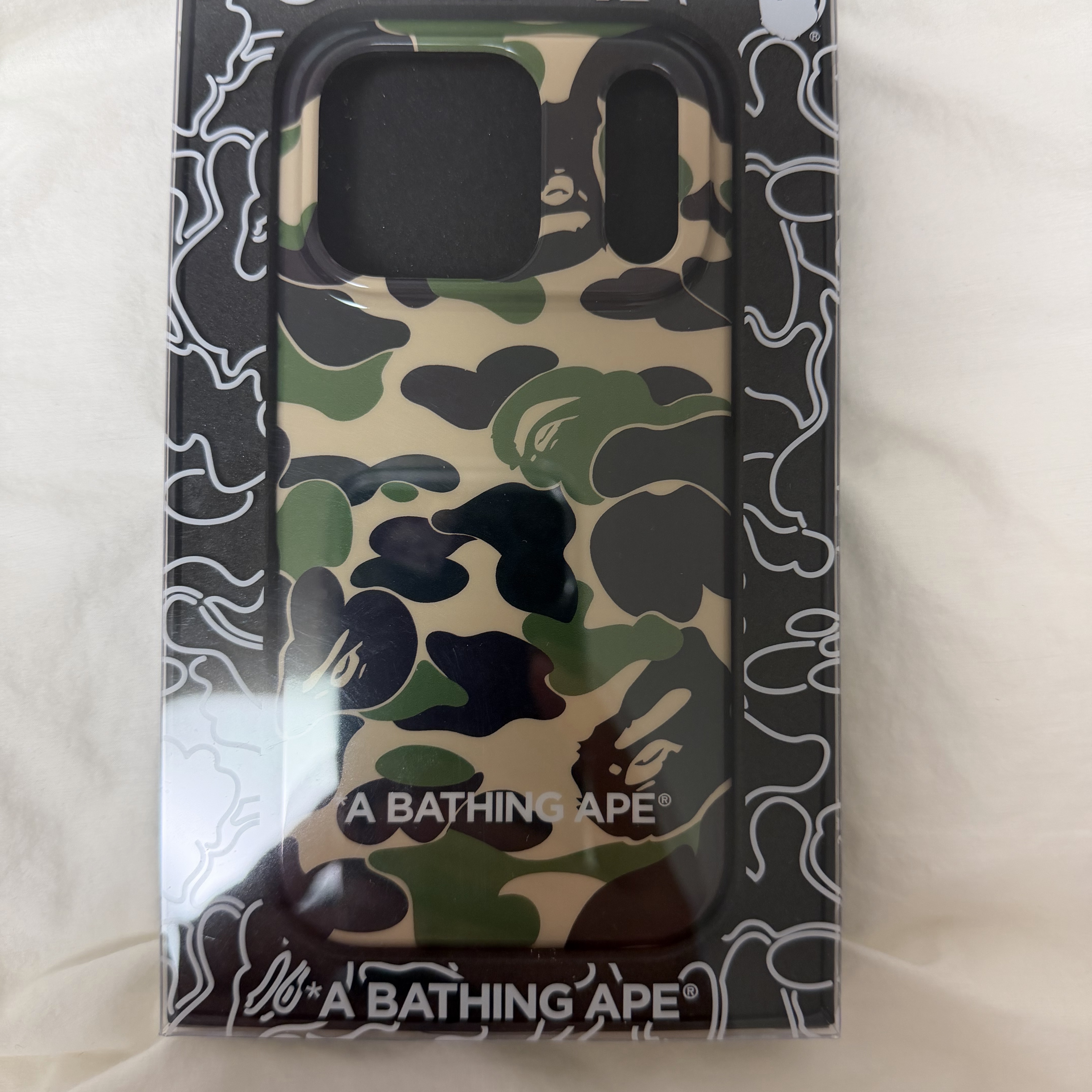 BAPE ABC Camo iPhone 17 Pro Case Green 착용 스타일
