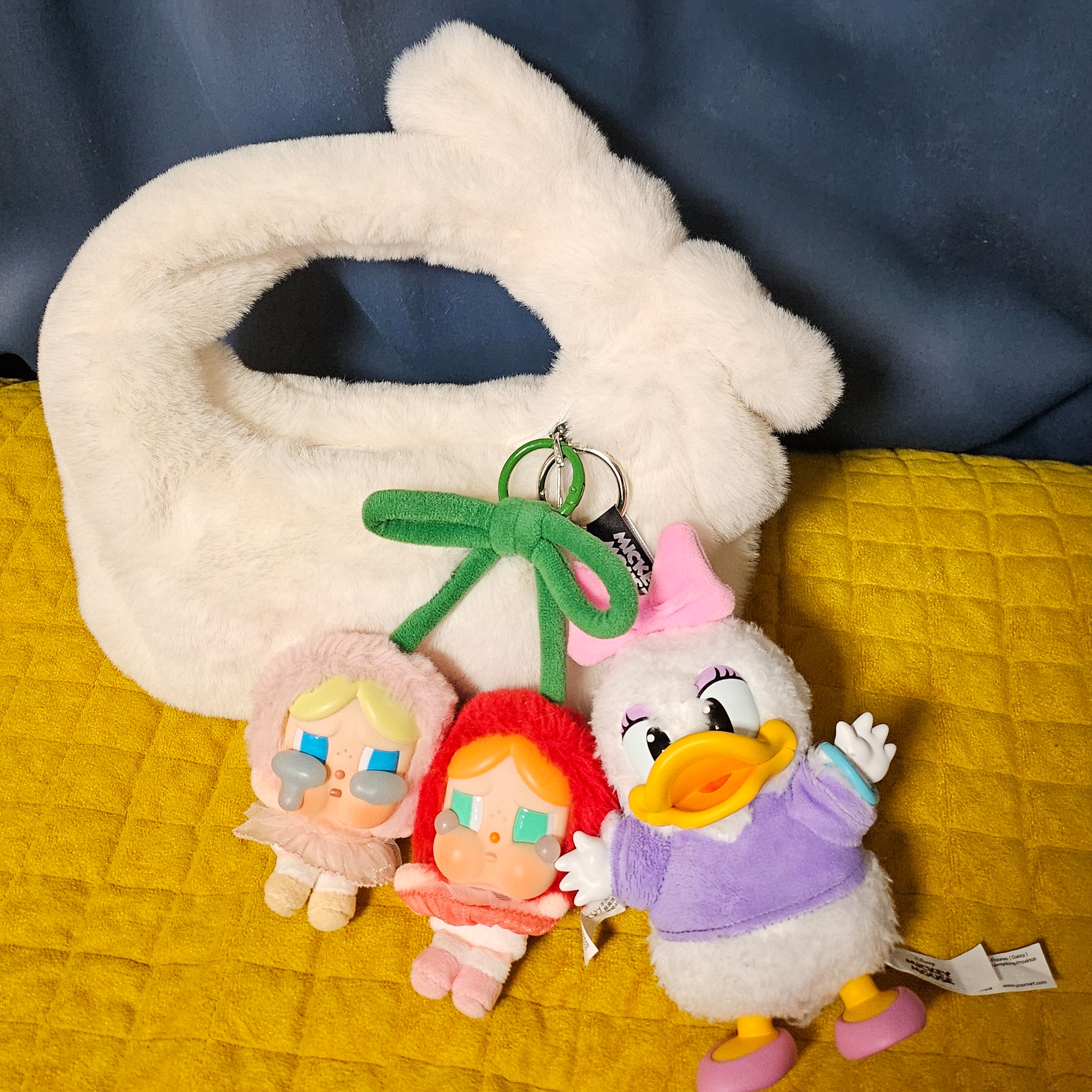 Pop Mart Crybaby Crying For Love Series Vinyl Plush, Pop Mart Mickey Family Cute Together Keychain Series Daisy (Opened Case) 착용 스타일