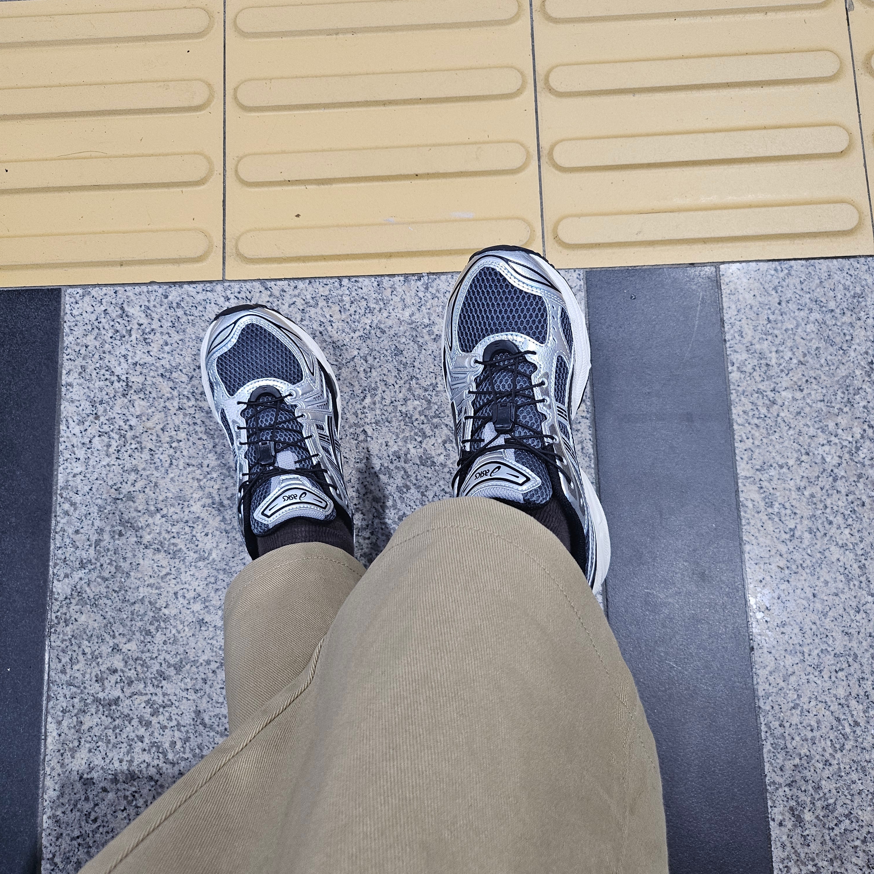 Asics Unlimited Gel-Kayano 14 Carrier Grey Black 착용 스타일