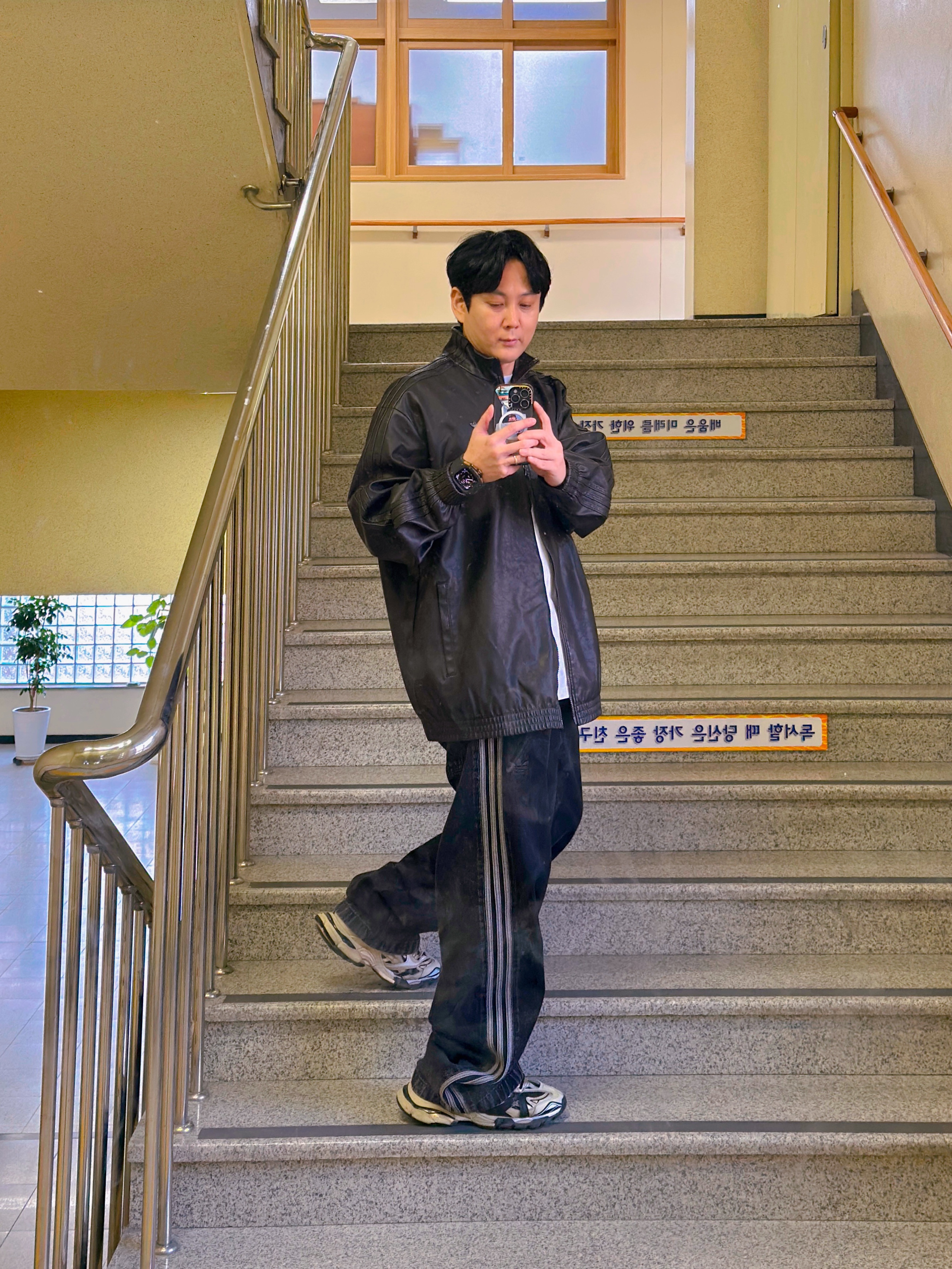 (W) Adidas Pleather Firebird Oversized Track Top Utility Black - KR Sizing, Adidas Adicolor Denim Firebird Pants True Black Denim - KR Sizing 착용 스타일 - 1