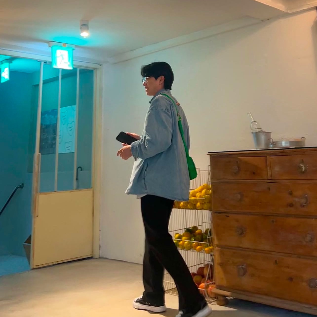 Acne Studios Button Up Denim Shirt Sky Blue, Bottega Veneta Leather Cassette Parakeet 착용 스타일 - 1