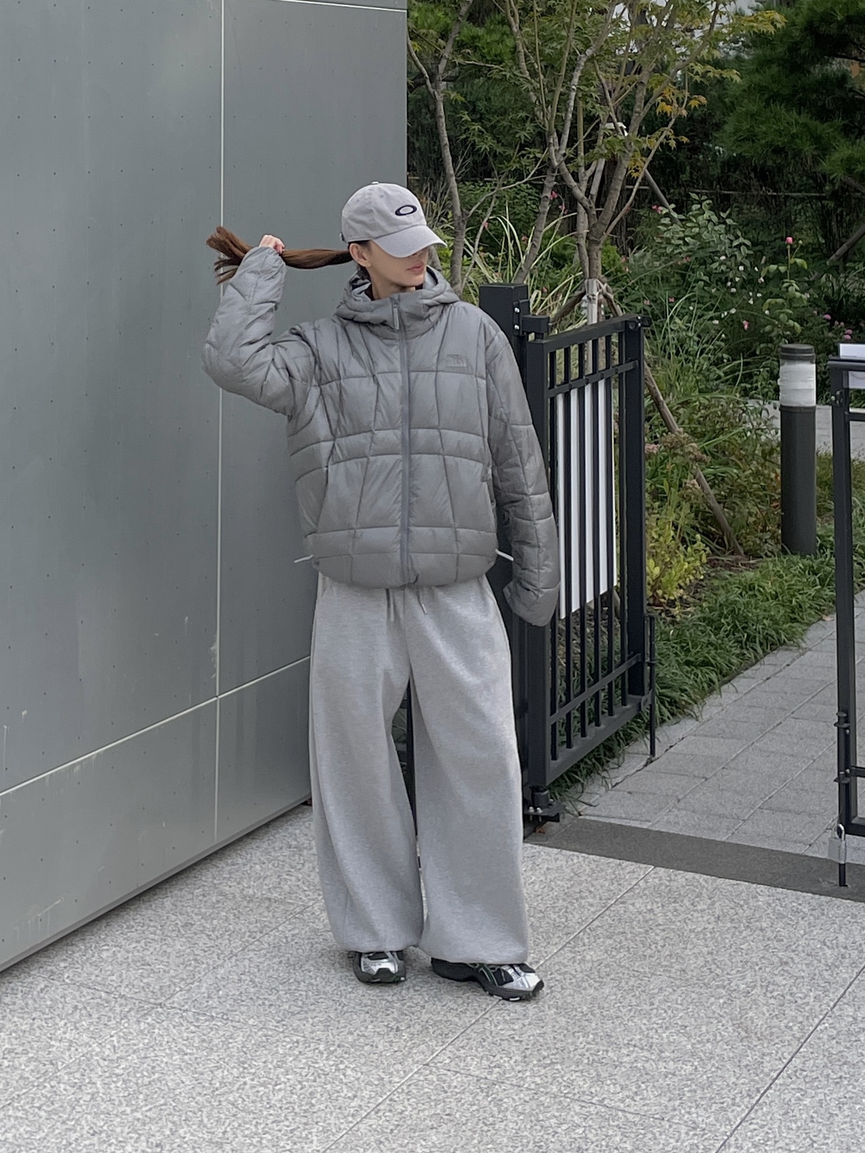 Oakley Remix Dad Hat Cement, The North Face Wave LT On Jacket Gray 착용 스타일 - 2