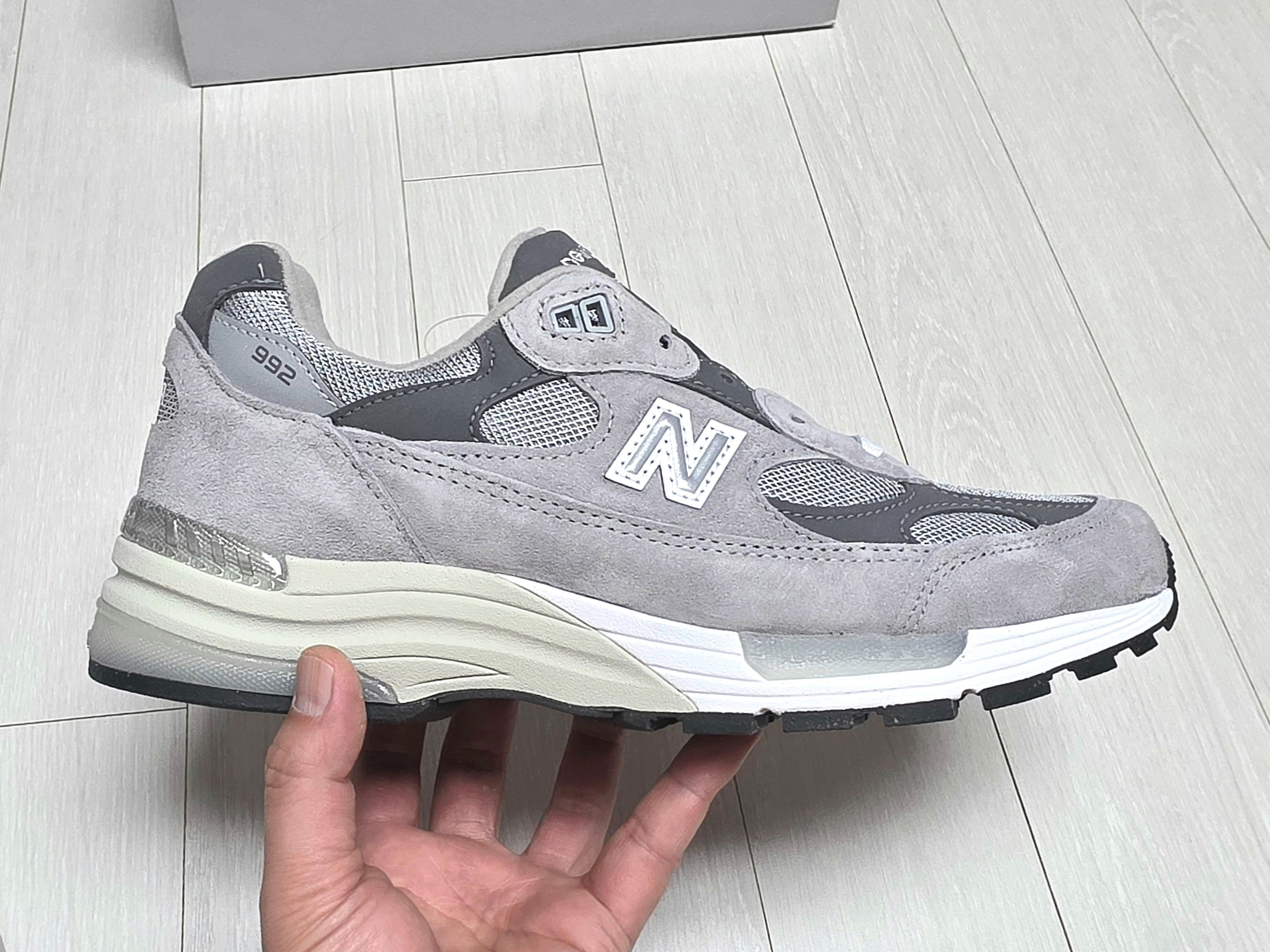 New Balance 992 Made in USA Core Grey Silver Metallic 착용 스타일 - 2