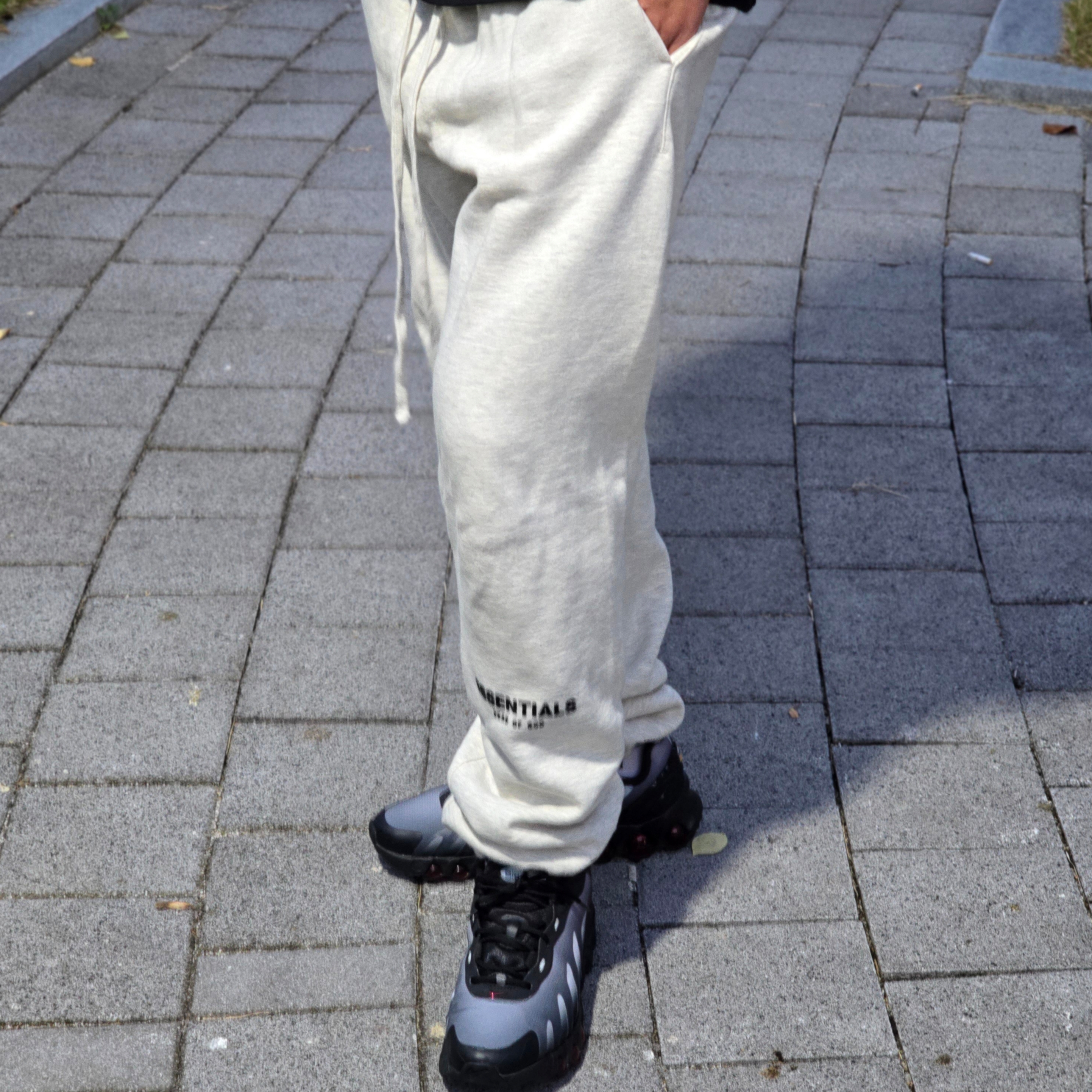Essentials The Core Collection Sweatpants Light Oatmeal 착용 스타일 - 1