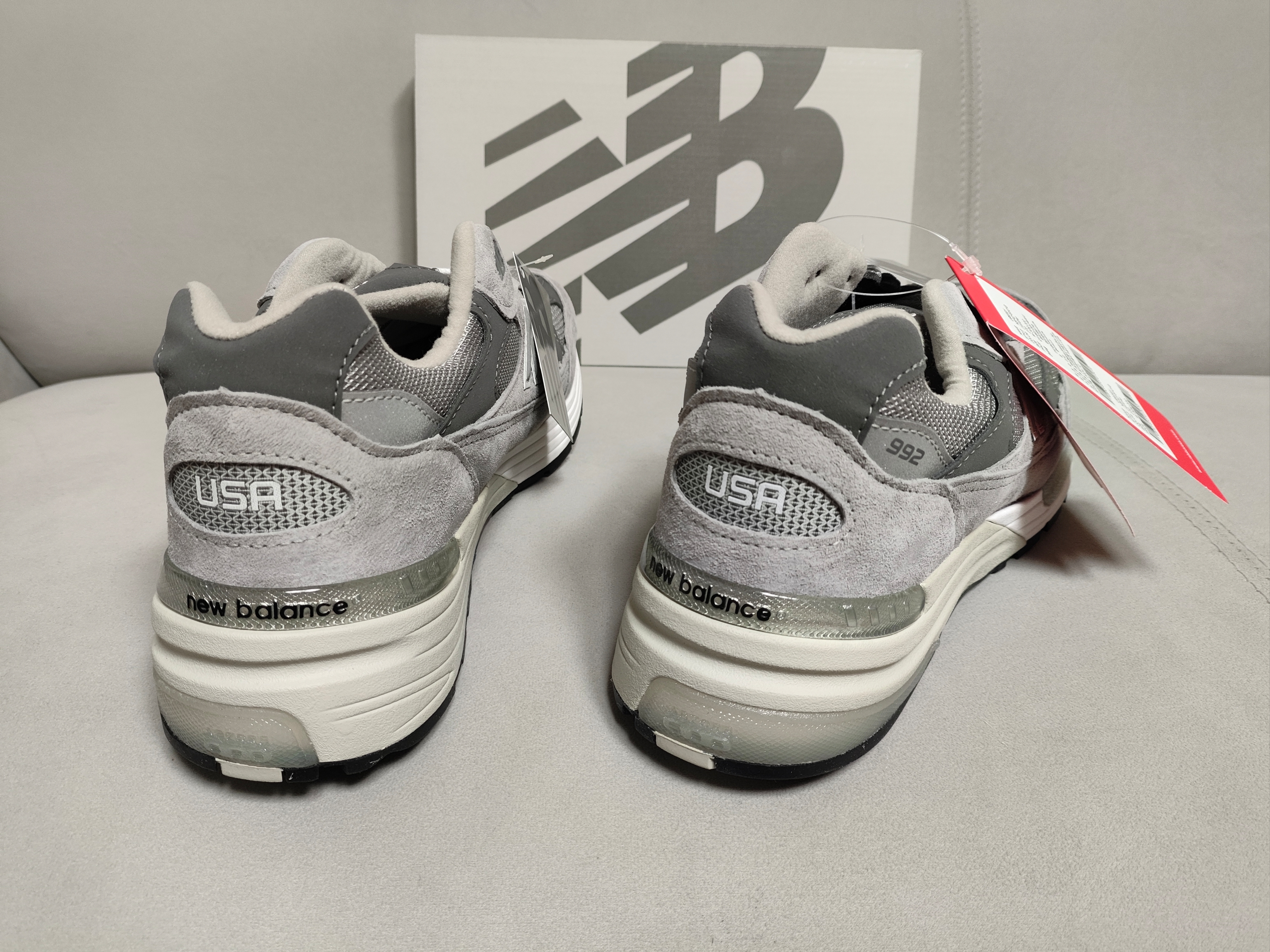 New Balance 992 Made in USA Core Grey Silver Metallic 착용 스타일 - 2