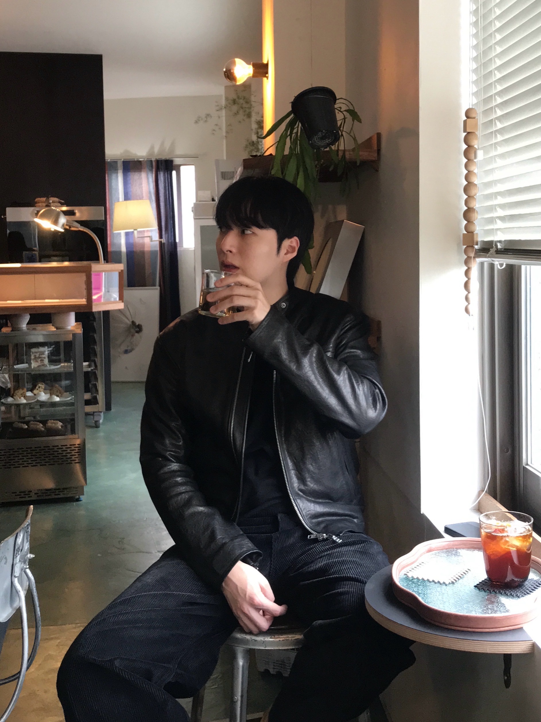 Haleine Metallic Trim V-Neck Knit Black (WT305) 착용 스타일 - 2