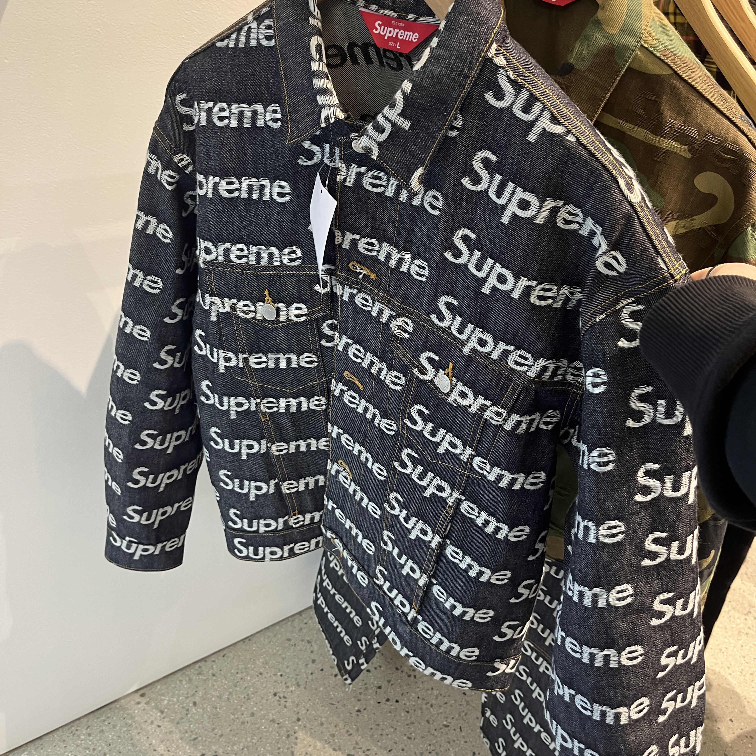 Supreme Jacquard Logos Denim Trucker Jacket Rigid Indigo - 25FW 착용 스타일