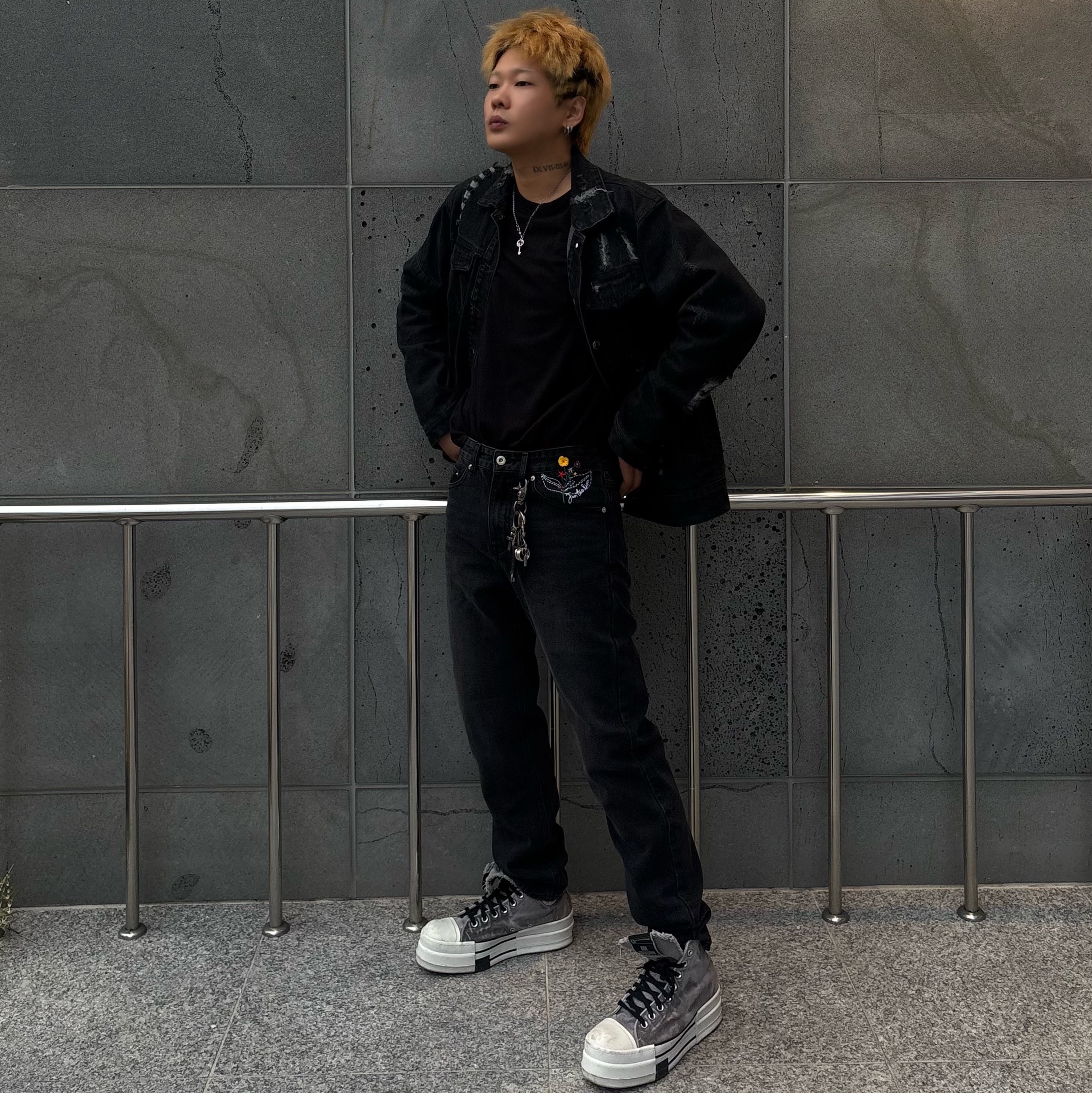 Converse x Drkshdw DBL Drkstar Overdye Chuck 70 Hi Concrete, JTK ARTISANAL Embroidery Denim Trousers Black 착용 스타일 - 1