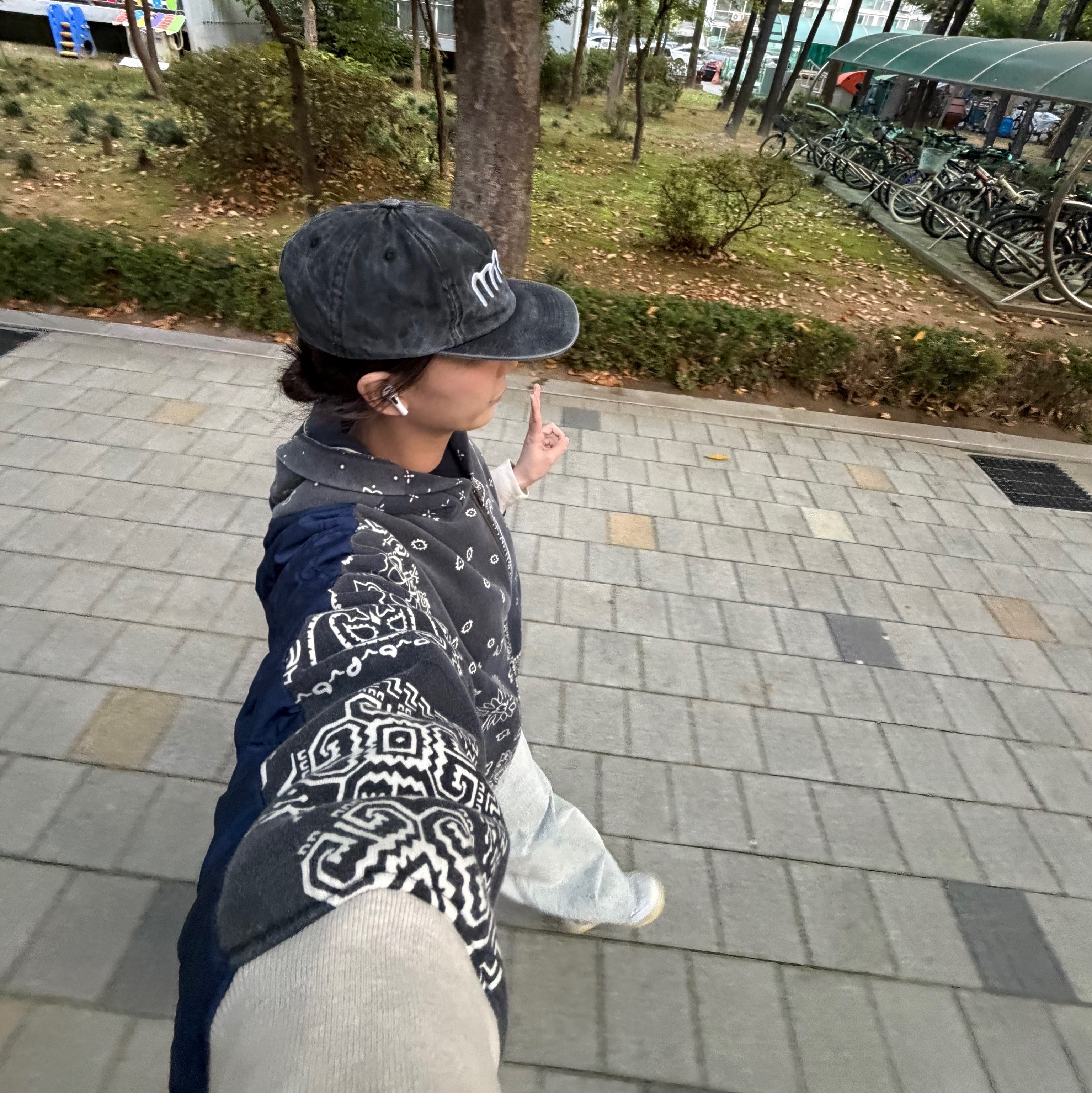 Supreme Varsity Hooded Sweatshirt Black - 23FW, Supreme Interstate Reflective Beanie Black - 22FW 착용 스타일 - 3