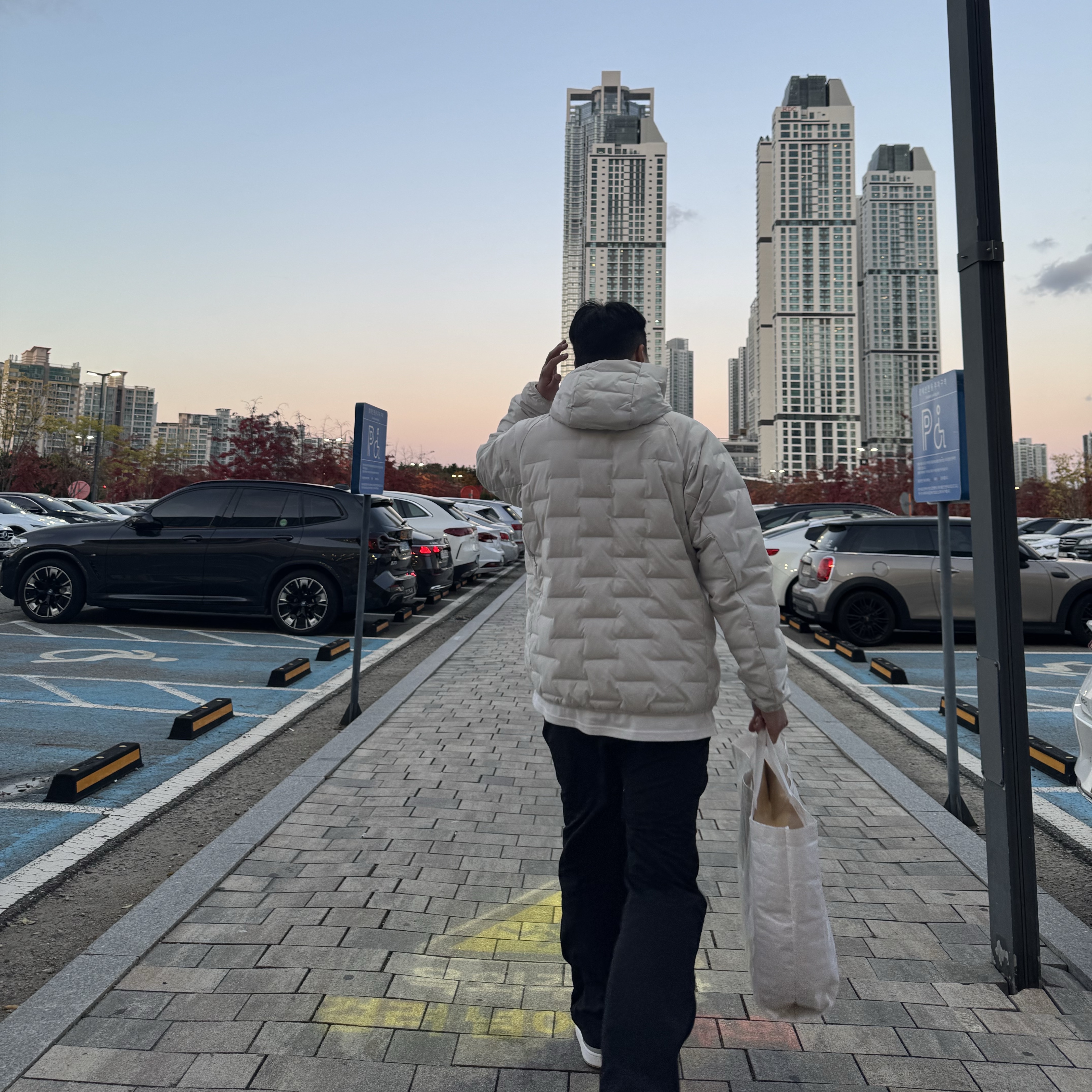 Uniqlo Pufftech Parka Off White - JP, Jordan 1 Mid Light Smoke Grey 착용 스타일 - 1