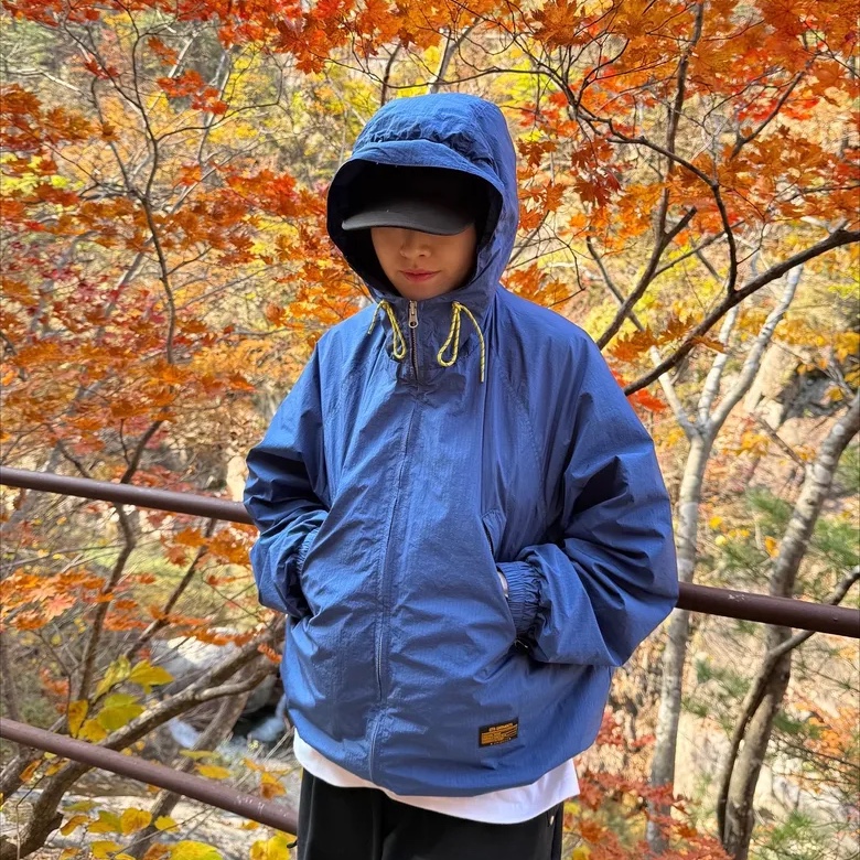 QT8 GARMENTS Nostalgia Windbreaker Blue 착용 스타일 - 4