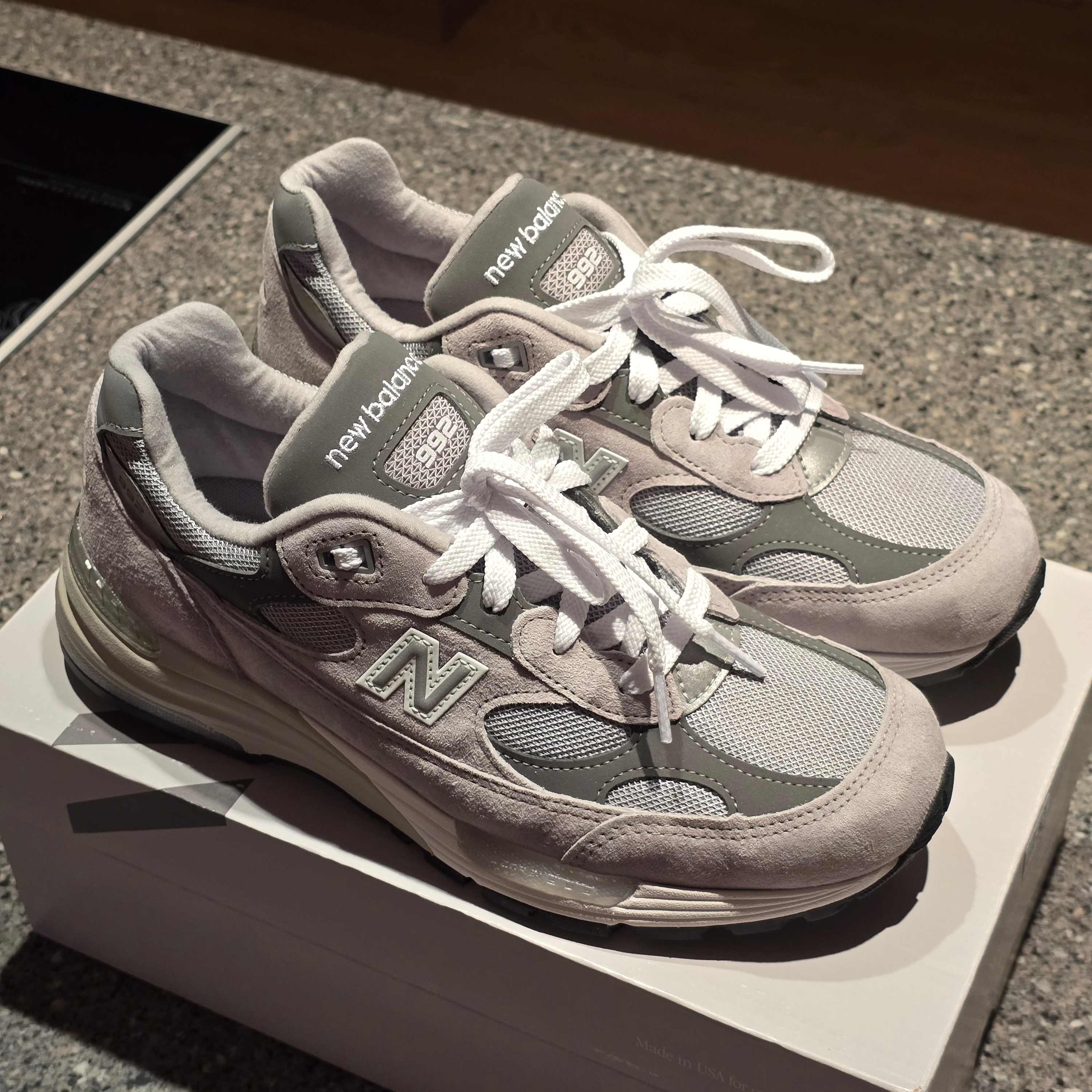 New Balance 992 Made in USA Core Grey Silver Metallic 착용 스타일 - 4