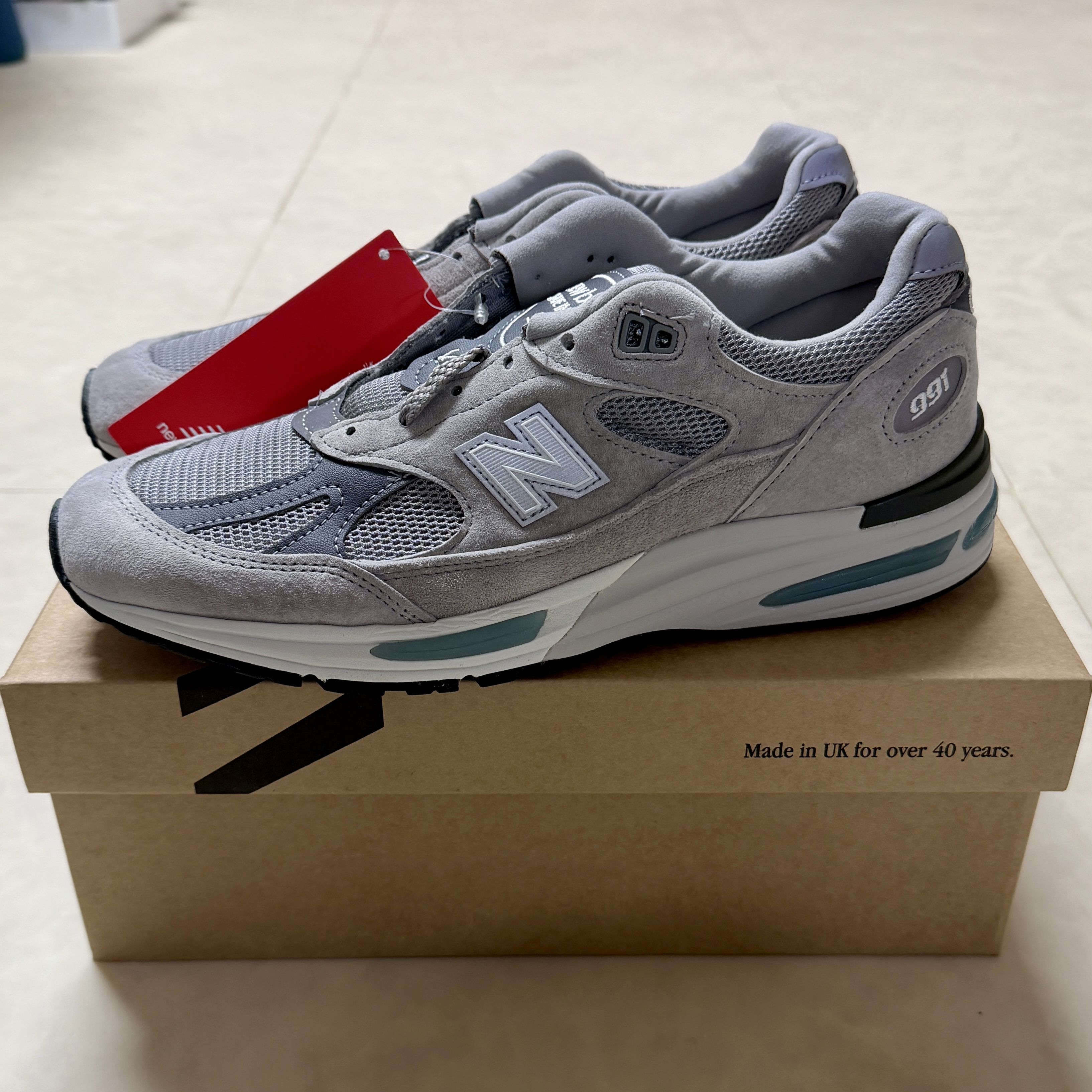 New Balance 991v2 Made in UK Rock Ridge Alloy Silver 착용 스타일 - 1