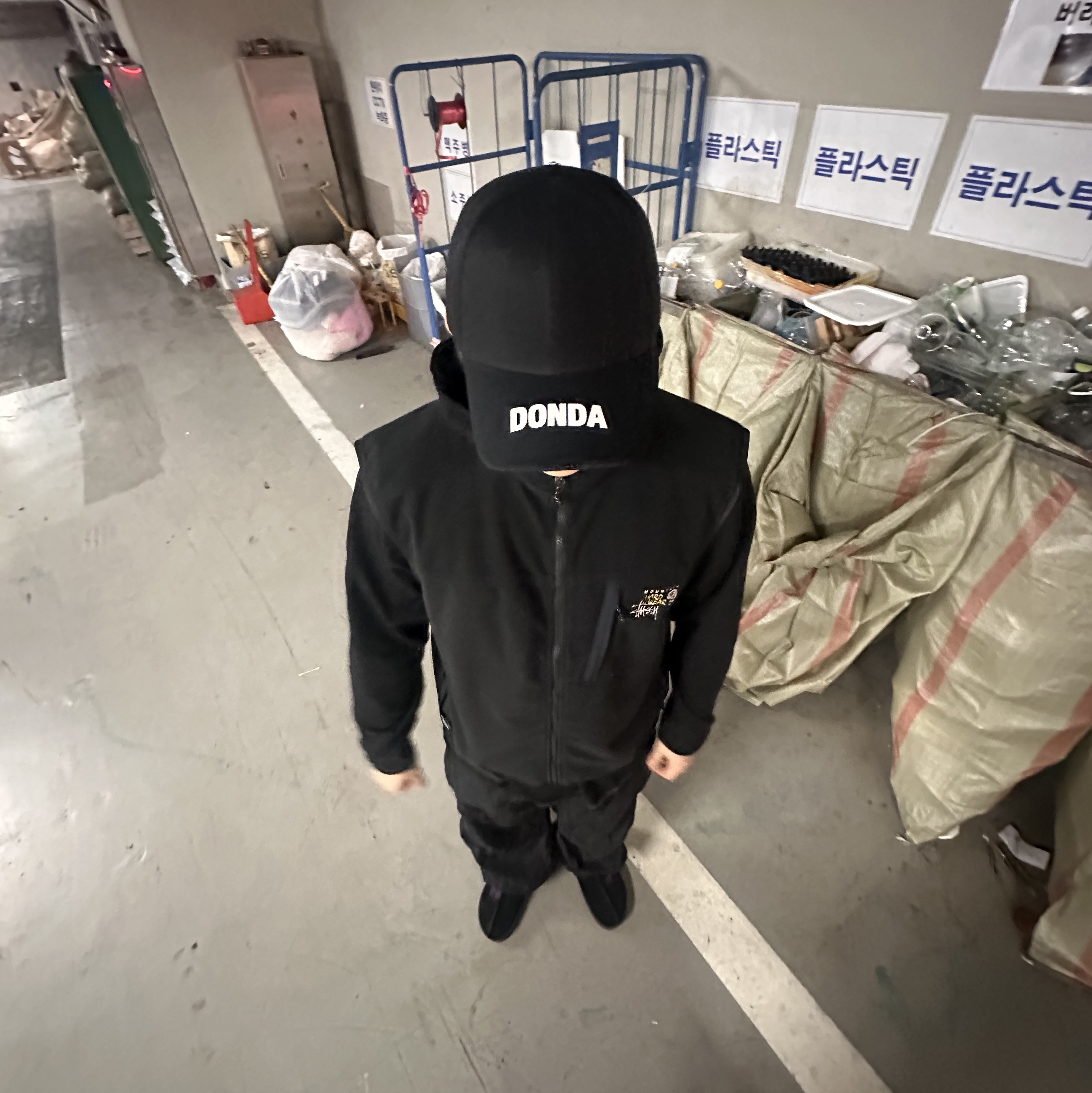Stussy x Mountain Hardwear Windstopper® Vest Black, Reebok x Needles Beatnik Black 착용 스타일 - 4