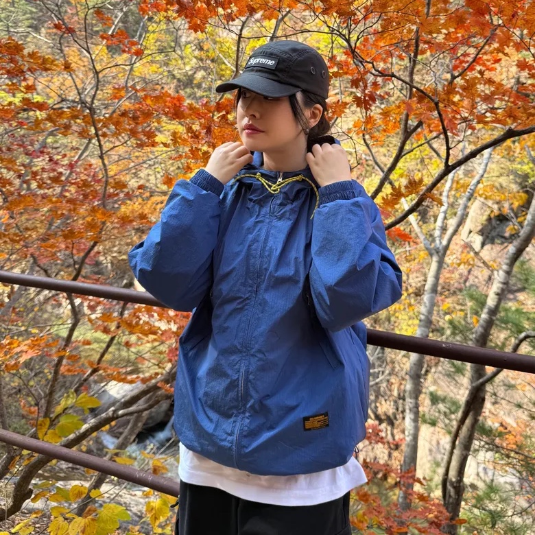 QT8 GARMENTS Nostalgia Windbreaker Blue 착용 스타일 - 1