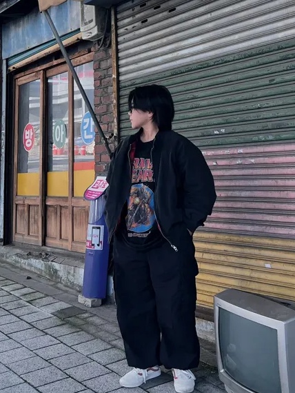 QT8 GARMENTS TL Washed Oxford Harrington Jacket Black 착용 스타일 - 2
