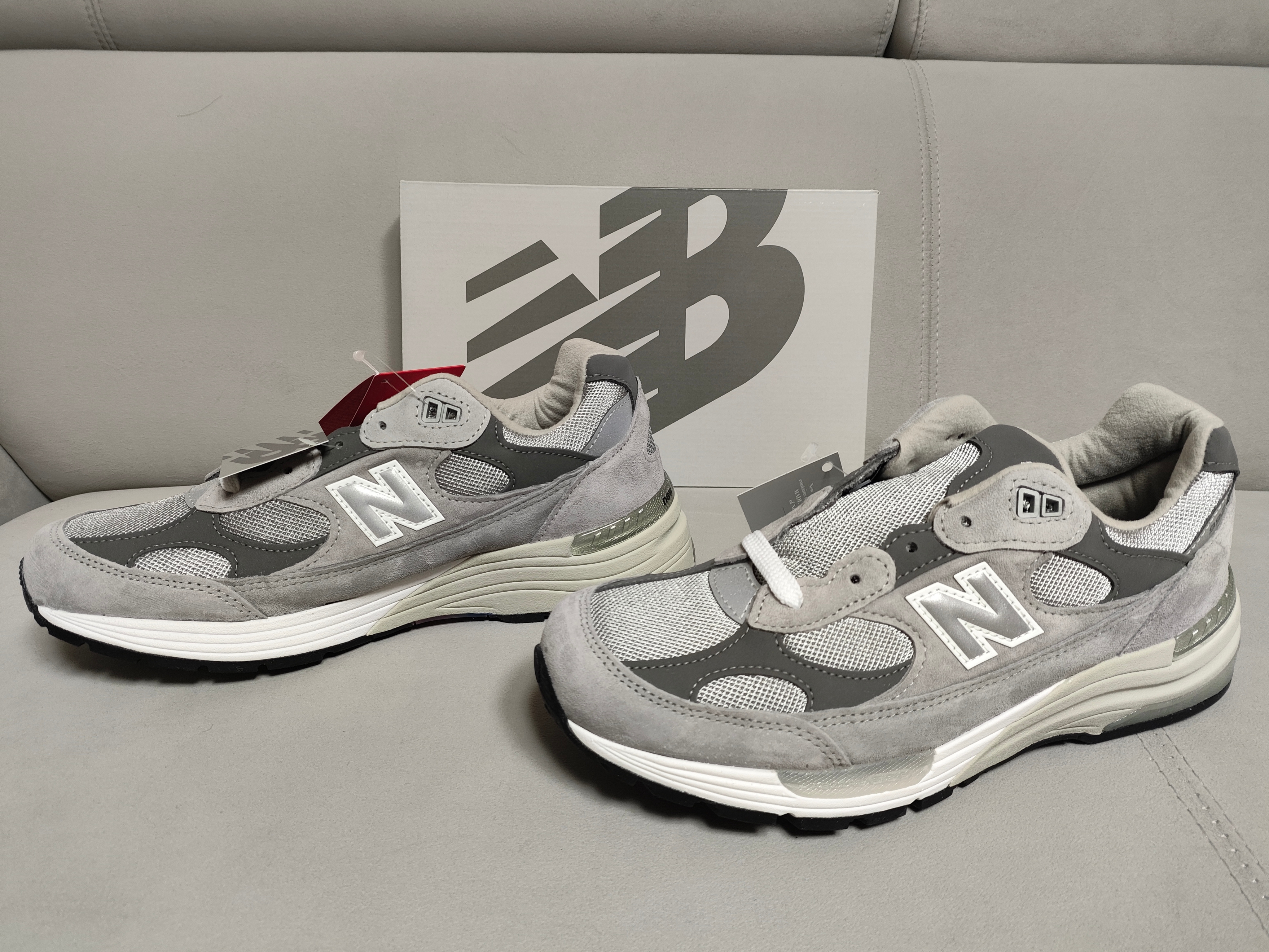 New Balance 992 Made in USA Core Grey Silver Metallic 착용 스타일 - 1