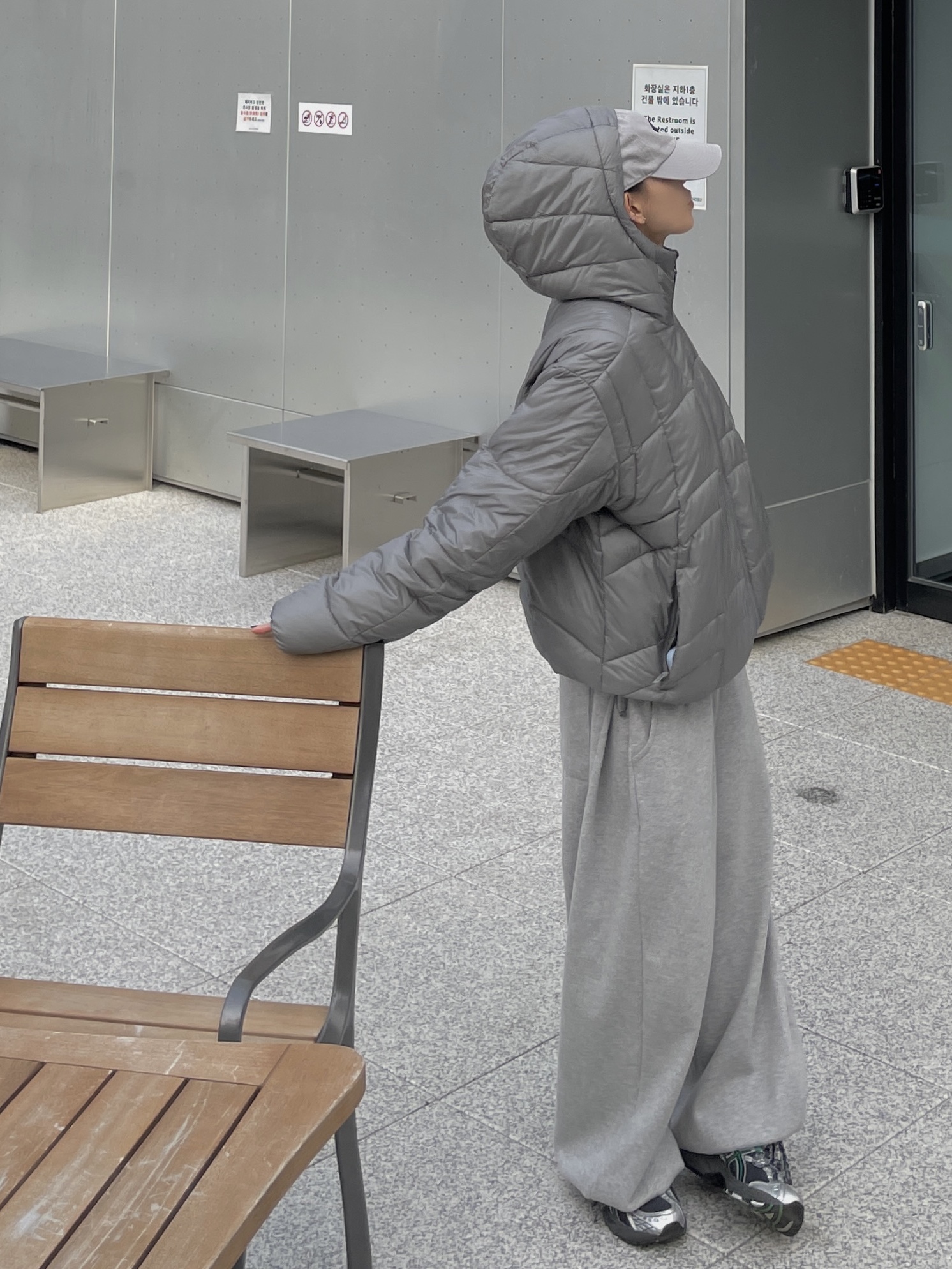 Oakley Remix Dad Hat Cement, The North Face Wave LT On Jacket Gray 착용 스타일 - 3