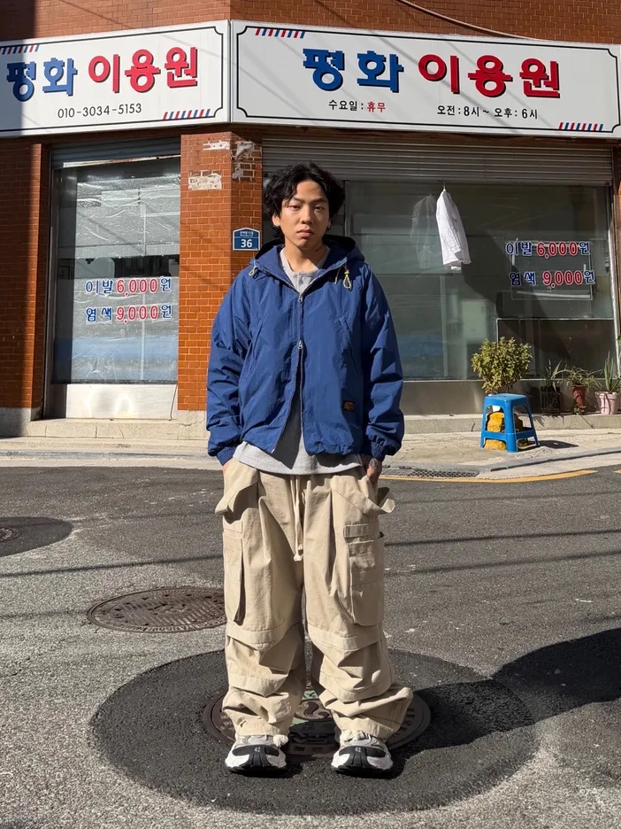 QT8 GARMENTS Nostalgia Windbreaker Blue 착용 스타일 - 1