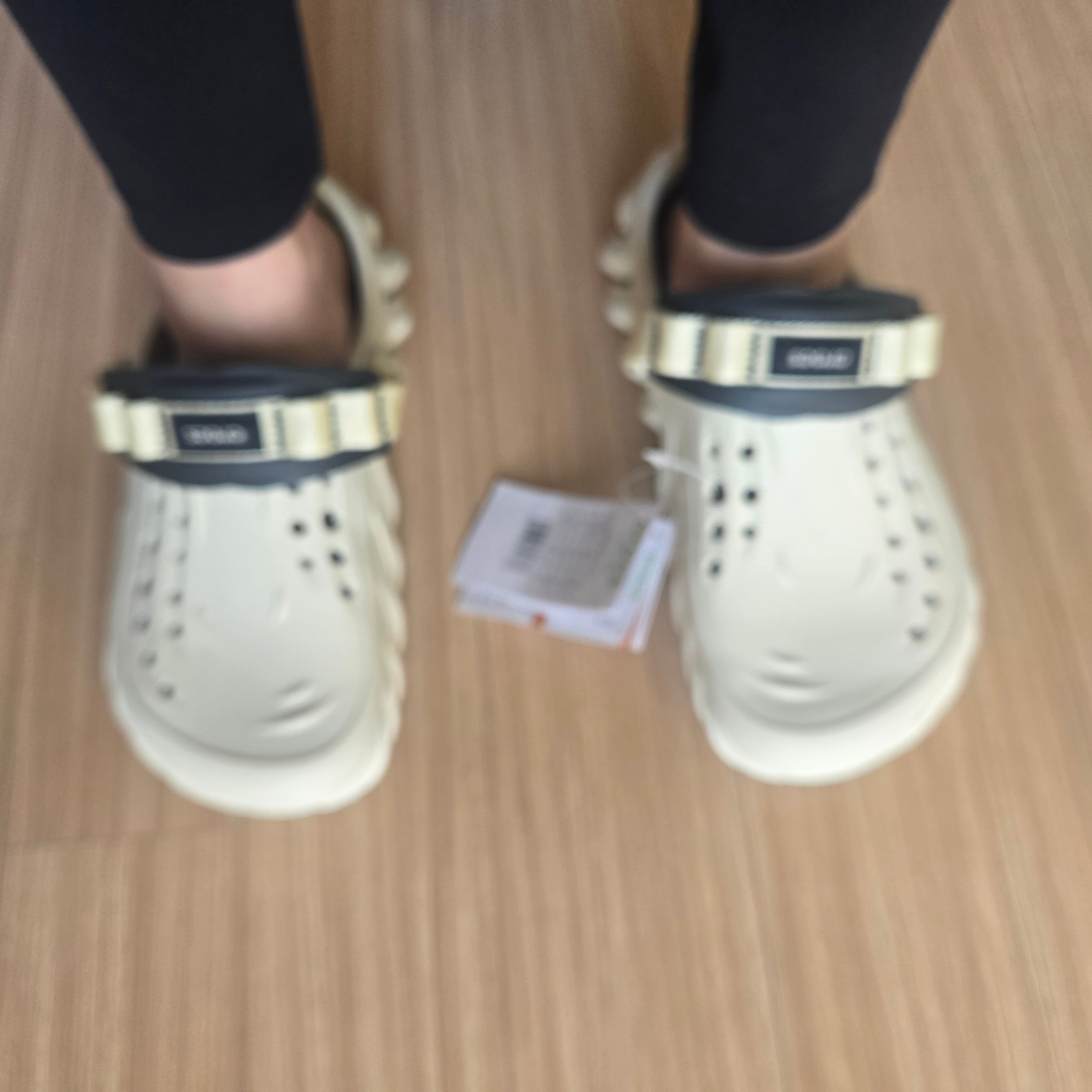 Crocs Echo Clog Bone Black 착용 스타일 - 4