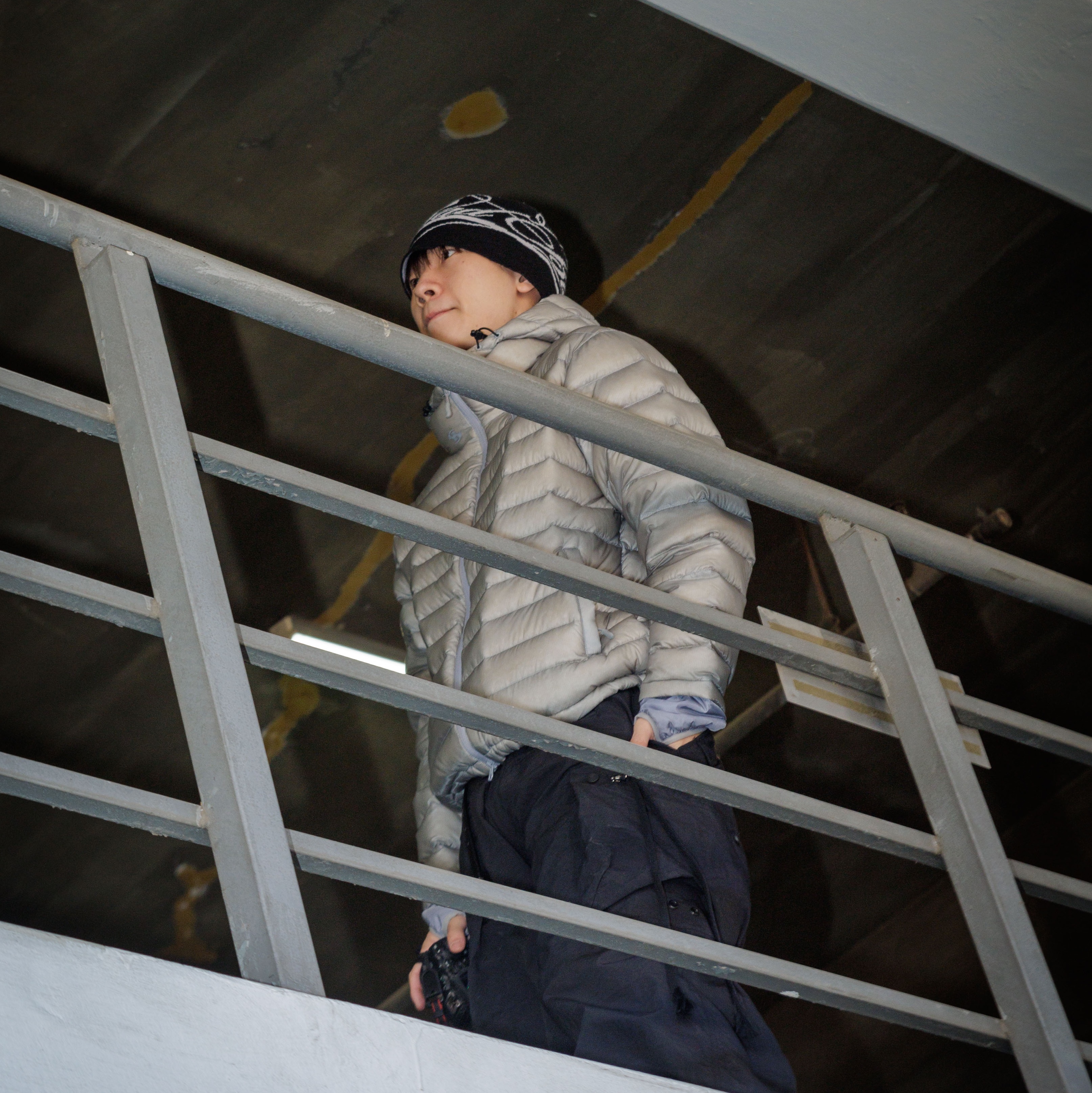 Sansan Gear Suffix Puffer Jacket Grey - 24FW 착용 스타일 - 3