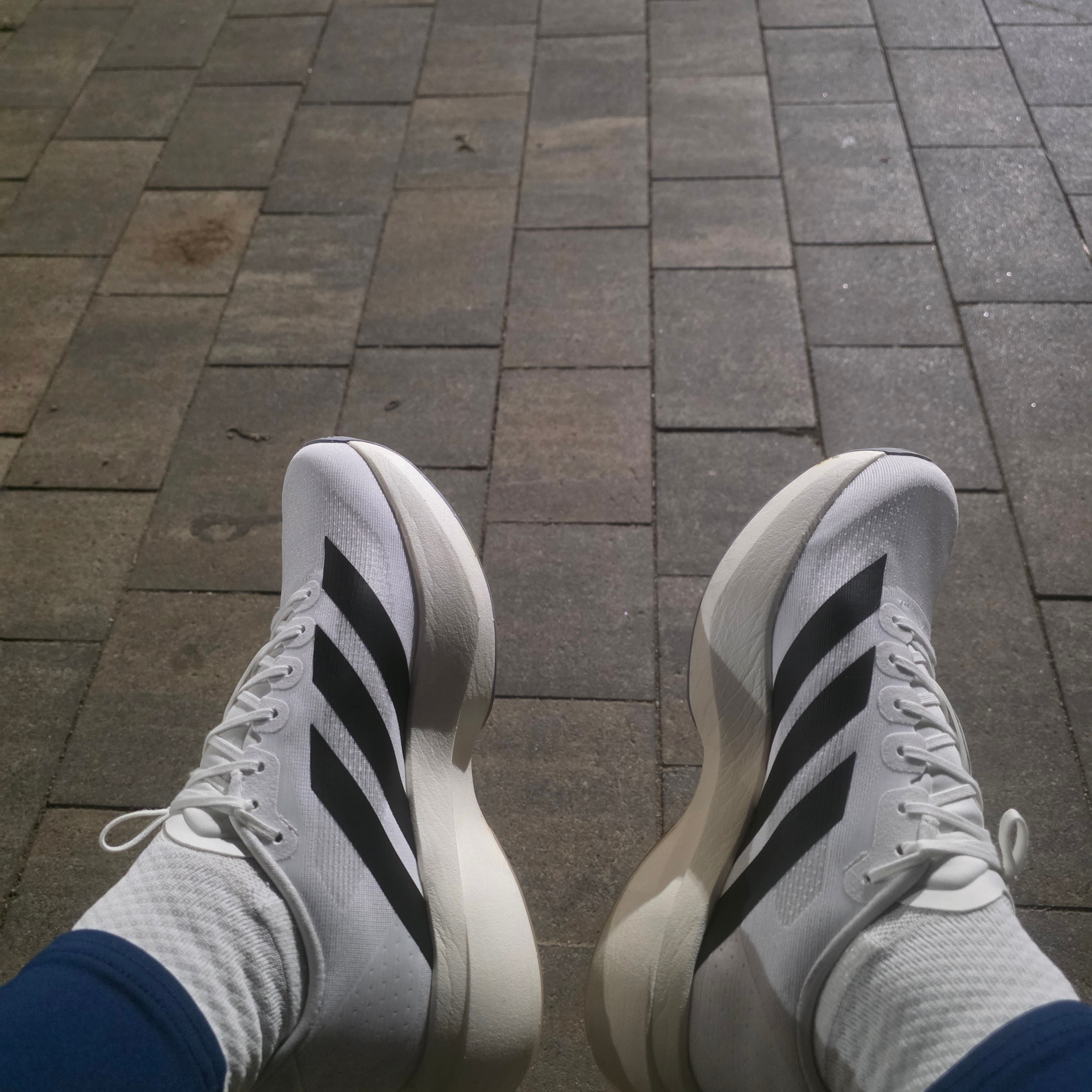Adidas Adizero EVO SL Cloud White Core Black 착용 스타일