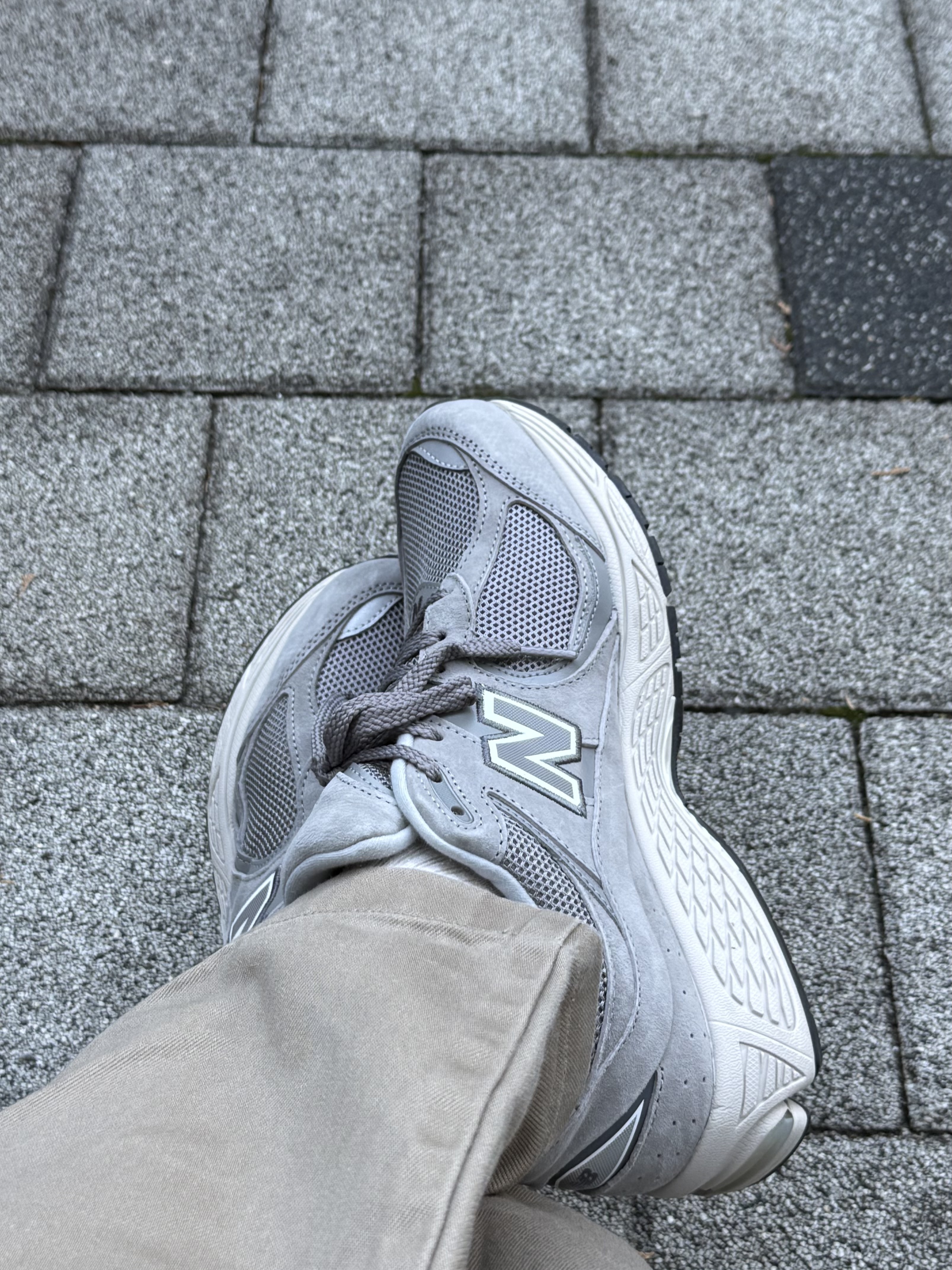 New Balance 2002R Grey 착용 스타일