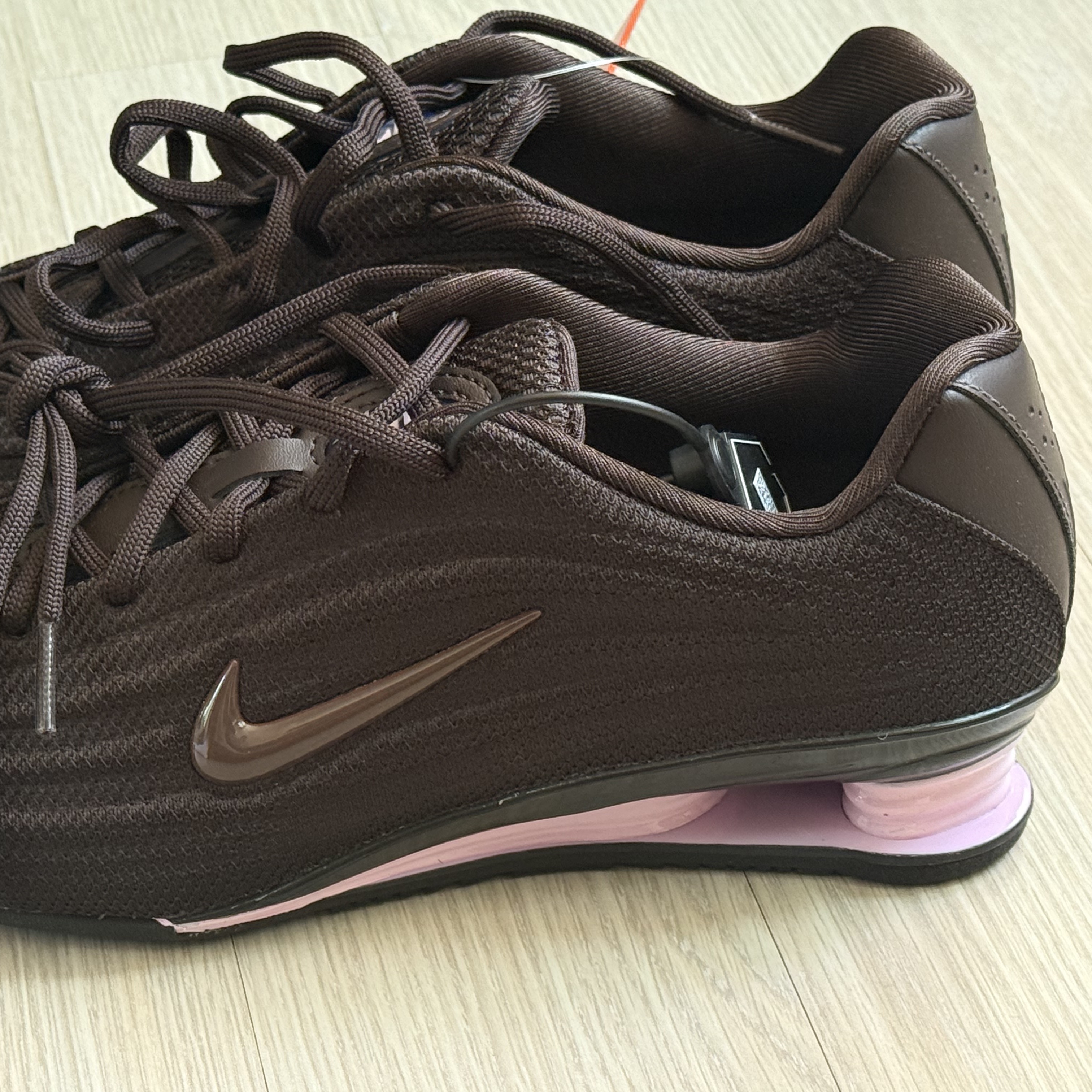 (W) Nike Shox Z Velvet Brown Light Chocolate, (W) Nike Air Superfly Black and Off Noir 착용 스타일 - 2