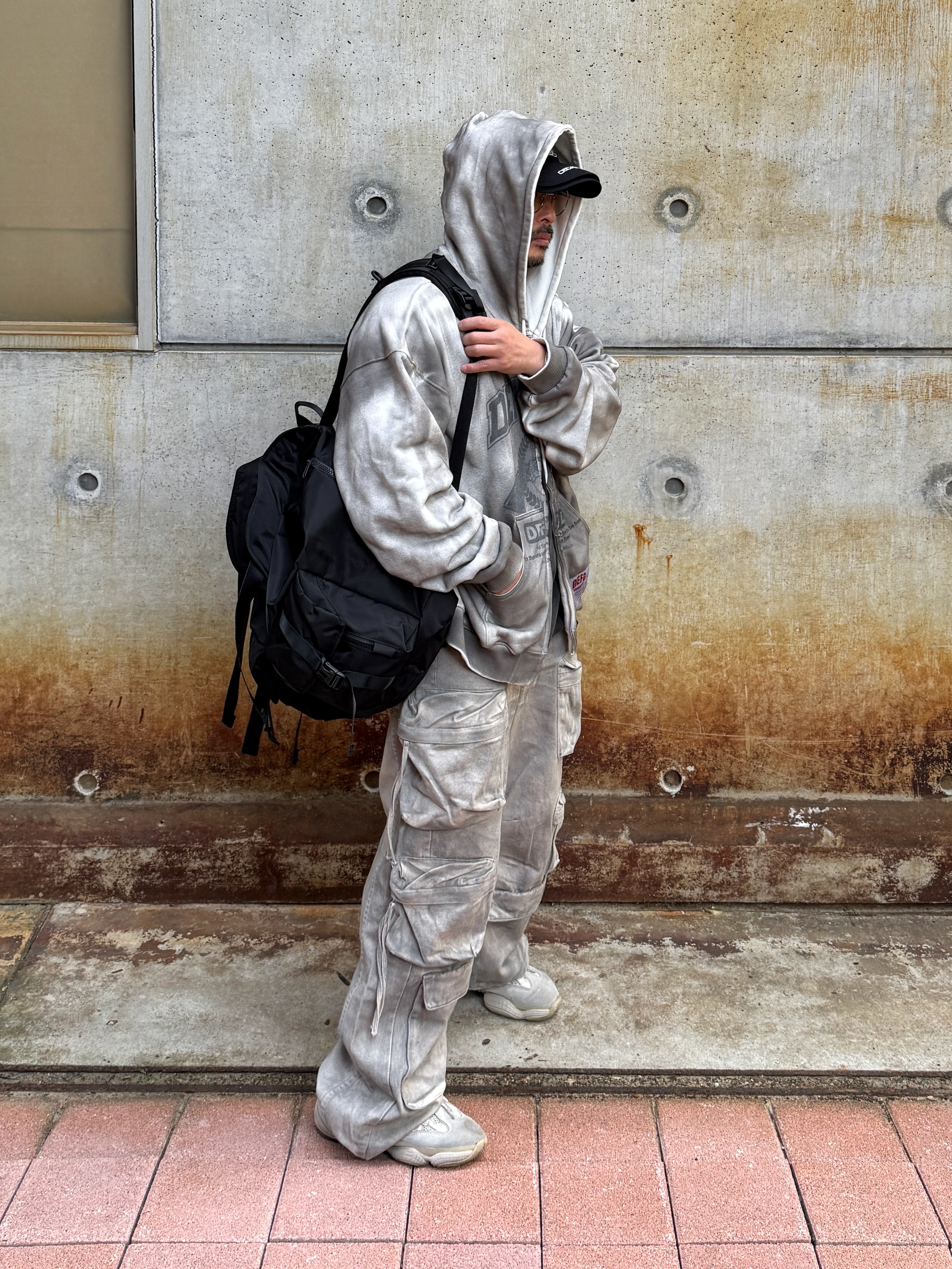 Adidas Yeezy 500 Blush 2018, DEFGARMENTS Dirty Washed Hood Zipup Brown 착용 스타일 - 3