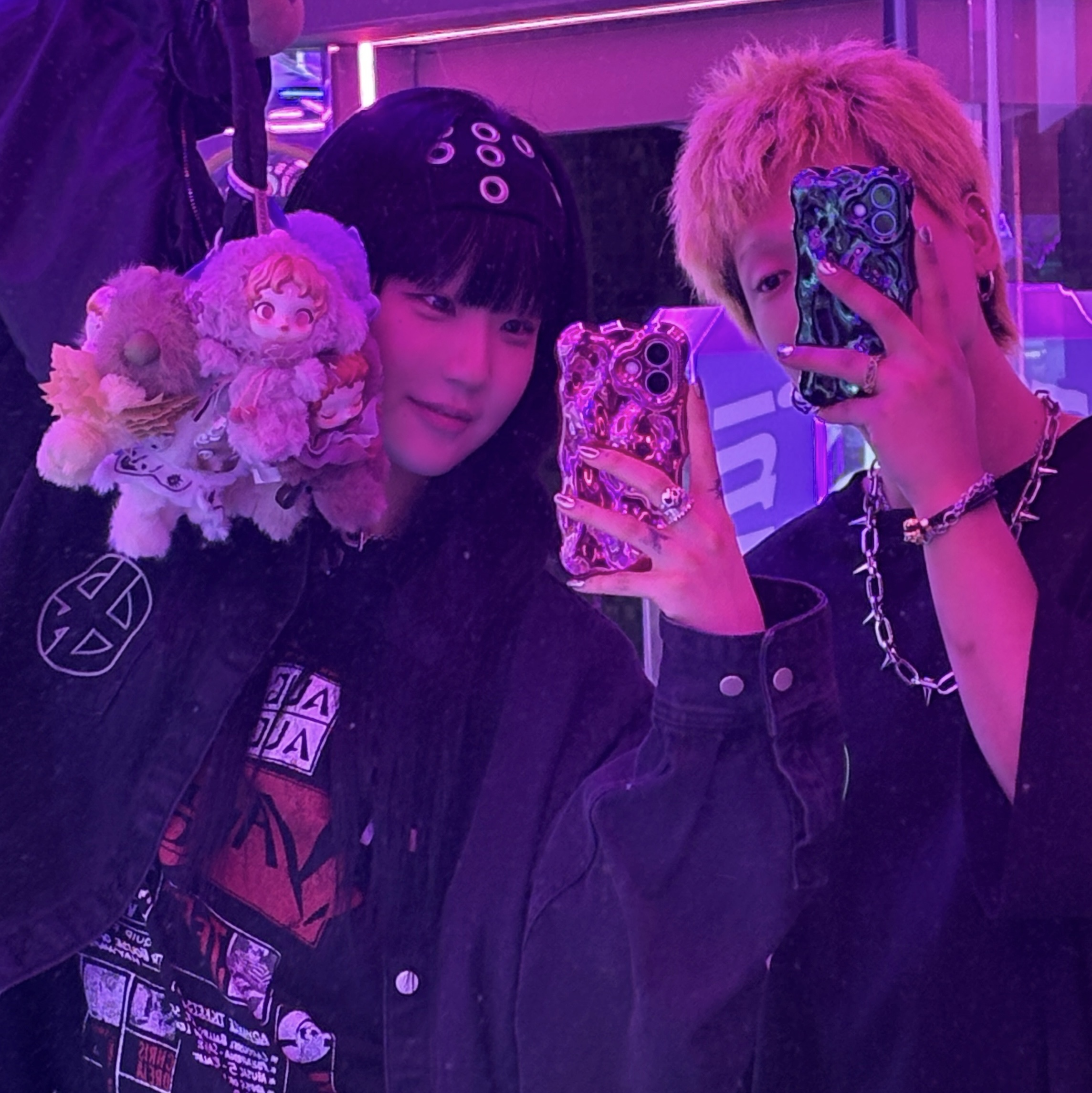 Pop Mart Skullpanda L’Impressionnisme Series Plush Doll Mist (Opened Case), Pop Mart Skullpanda L’Impressionnisme Series Plush Doll Windflower (Opened Case) 착용 스타일 - 2