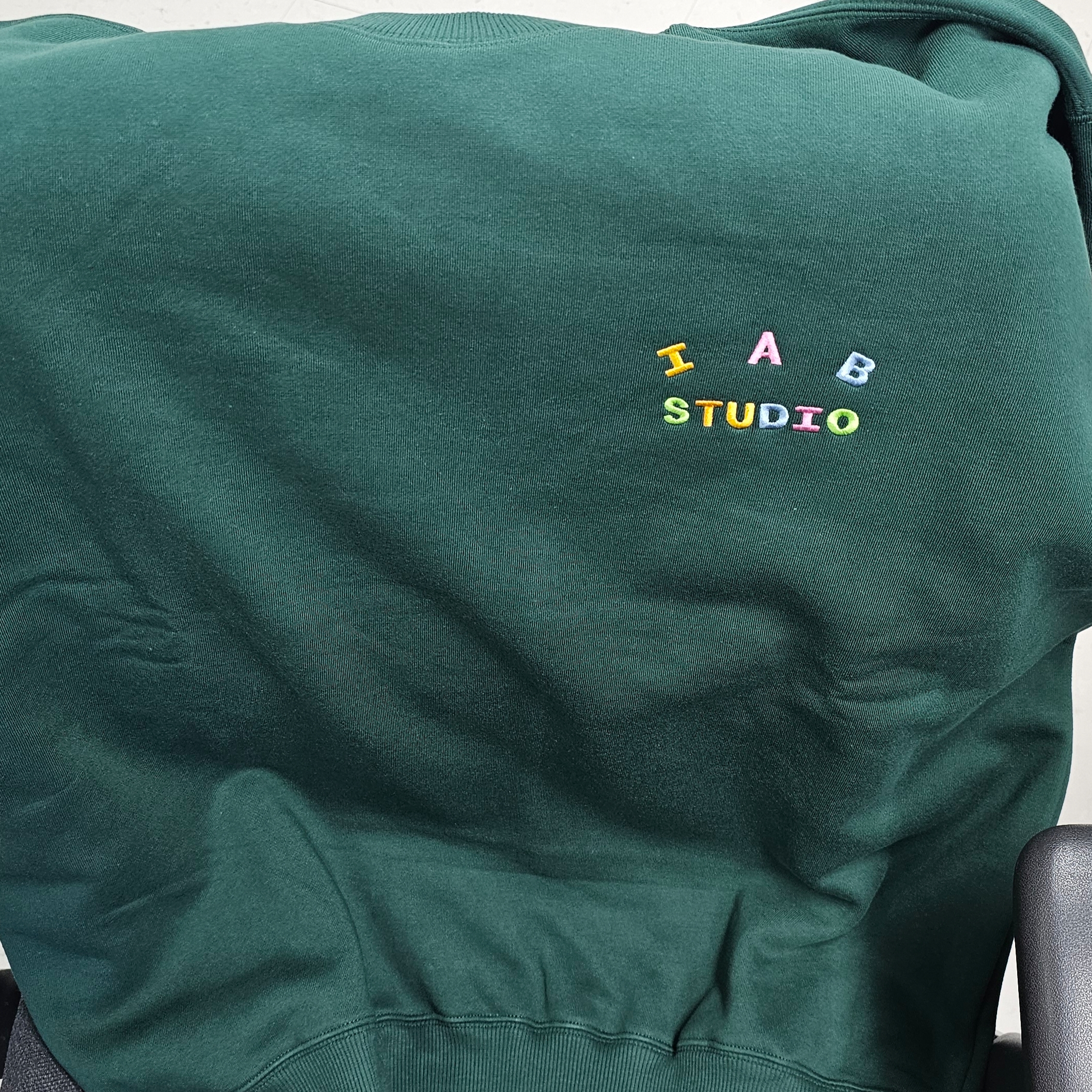 IAB Studio IAB Embroid Sweatshirt Green 착용 스타일