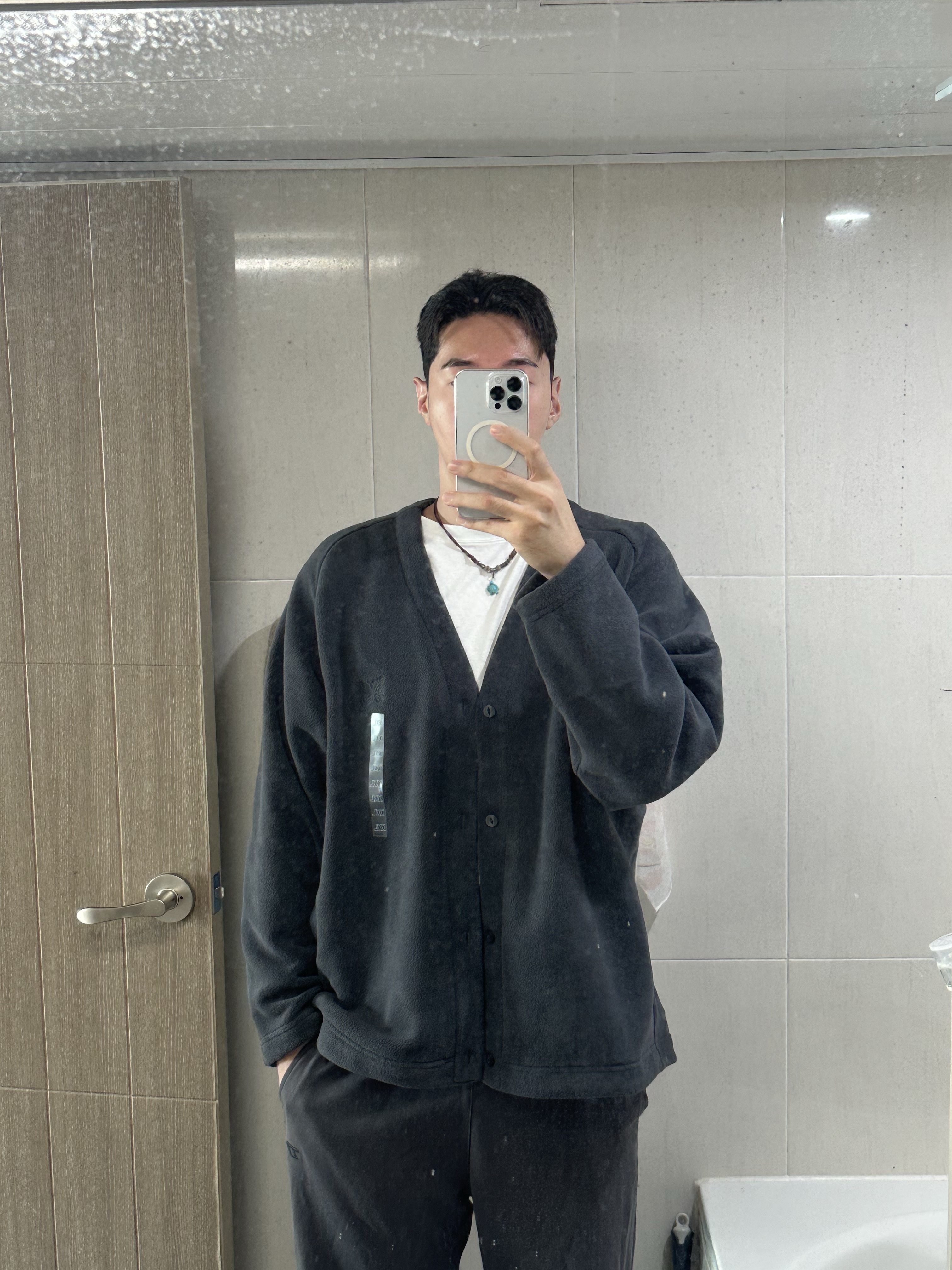 Uniqlo x Needles Fleece Oversized Cardigan Dark Gray - KR 착용 스타일