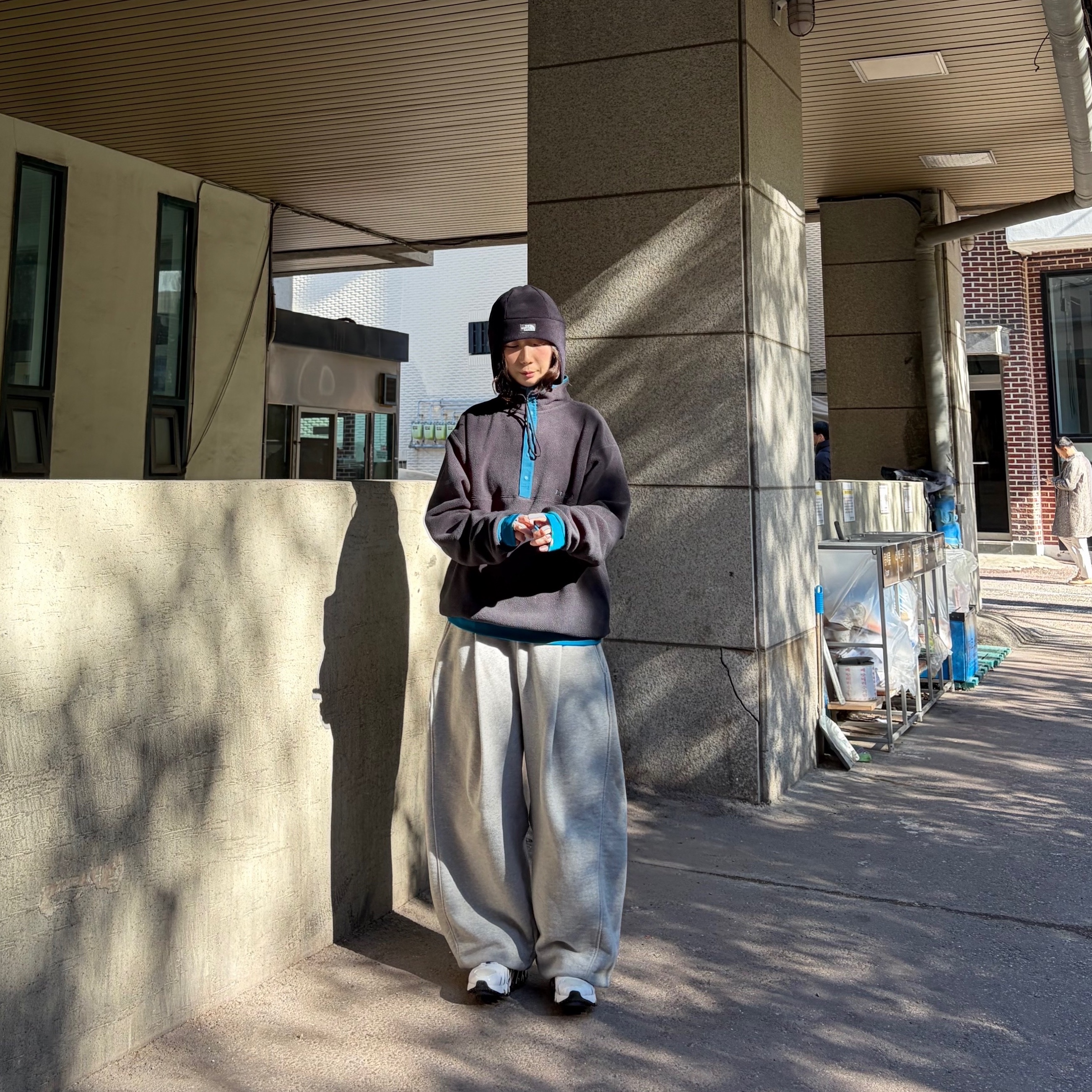 Supreme Varsity Hooded Sweatshirt Black - 23FW, Supreme Interstate Reflective Beanie Black - 22FW 착용 스타일 - 9