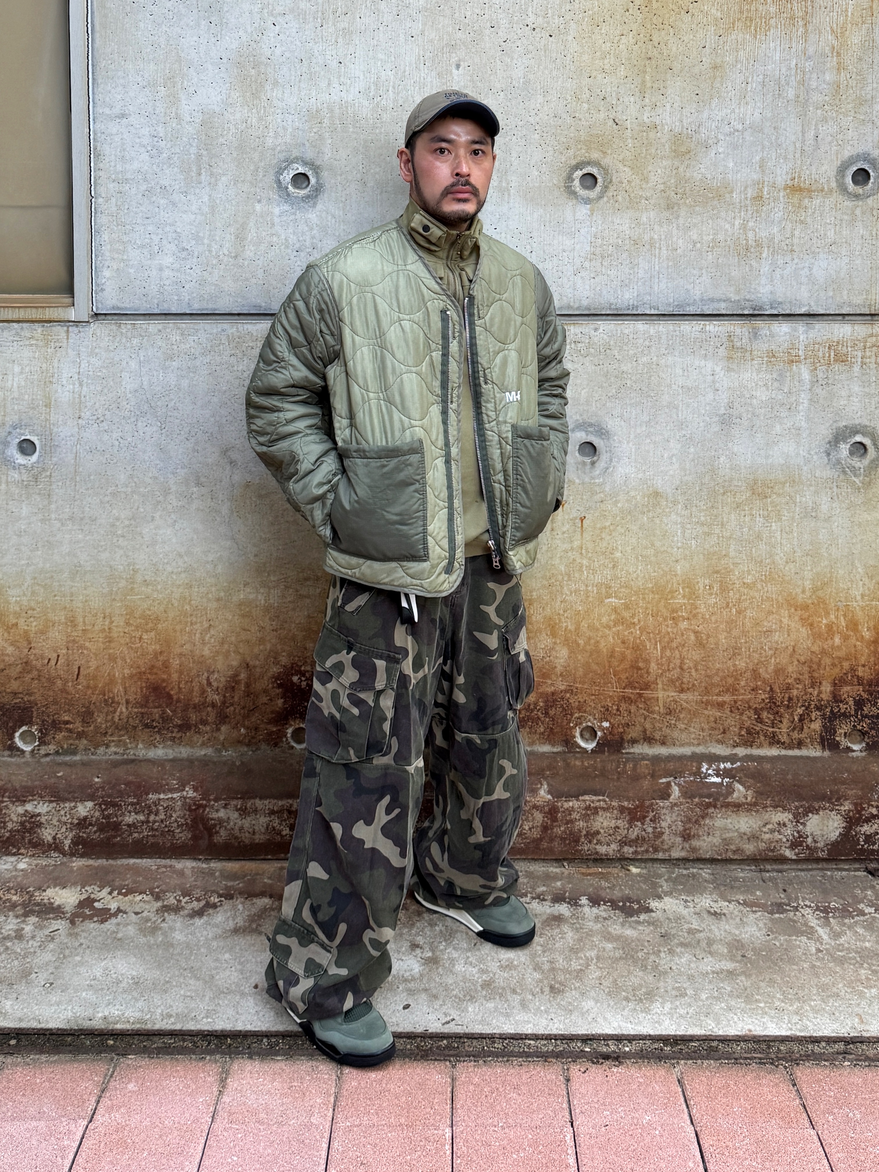 Jordan 4 x Undefeated Retro OG SP Deep Green and Clementine, Flavorism VTG Washed Cargo Pants Washed Camo 착용 스타일 - 2