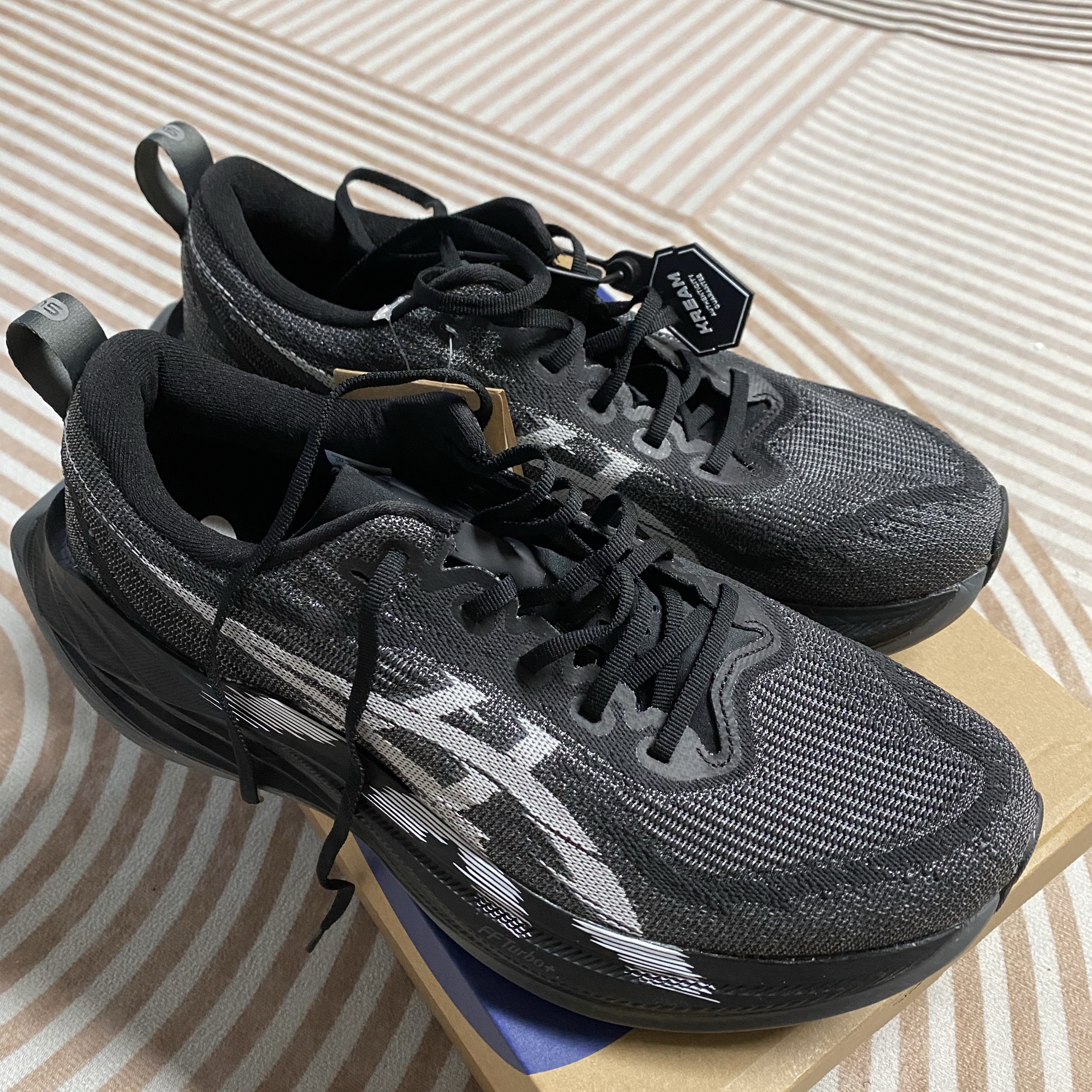 Asics Superblast 2 Black White 착용 스타일