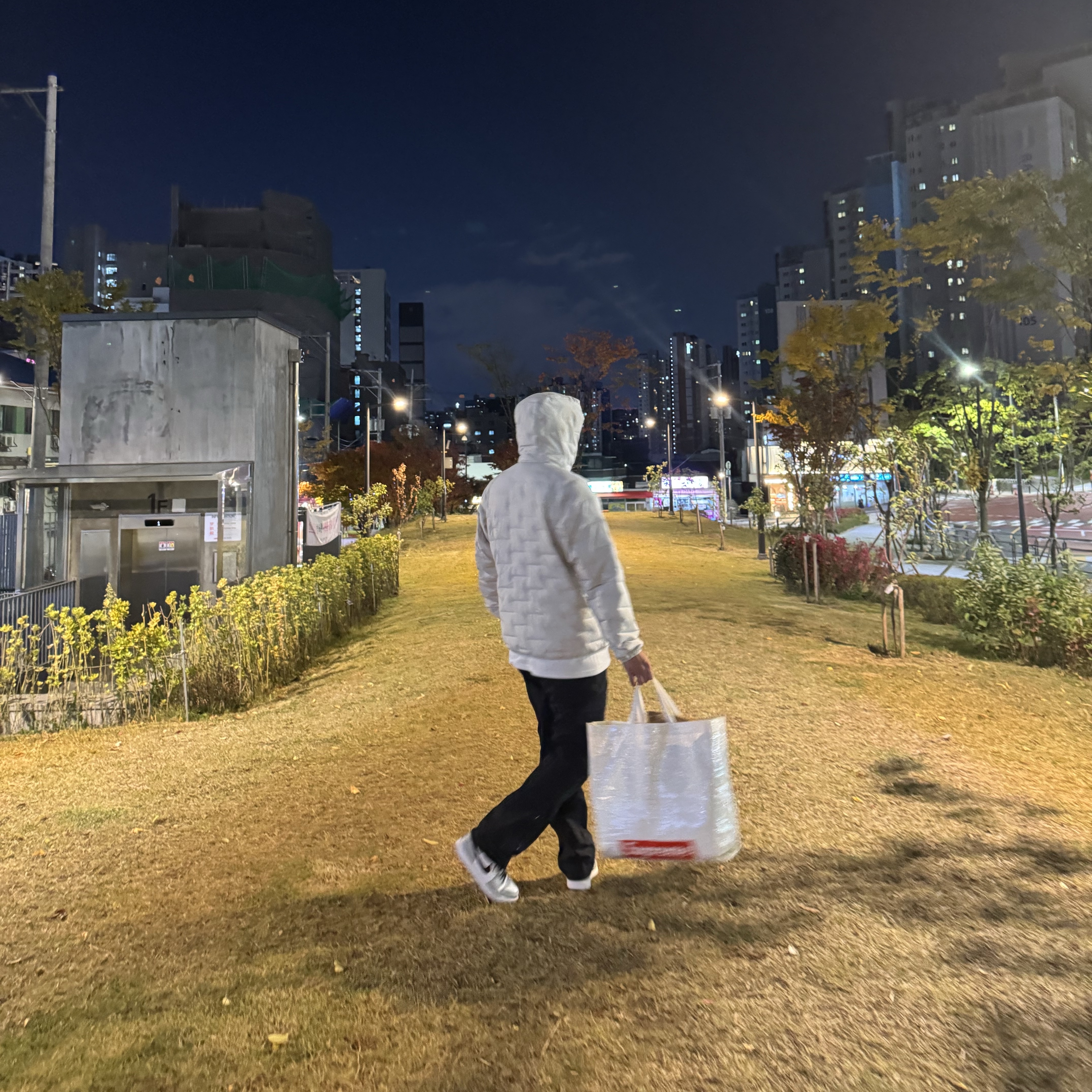 Uniqlo Pufftech Parka Off White - JP, Jordan 1 Mid Light Smoke Grey 착용 스타일 - 5