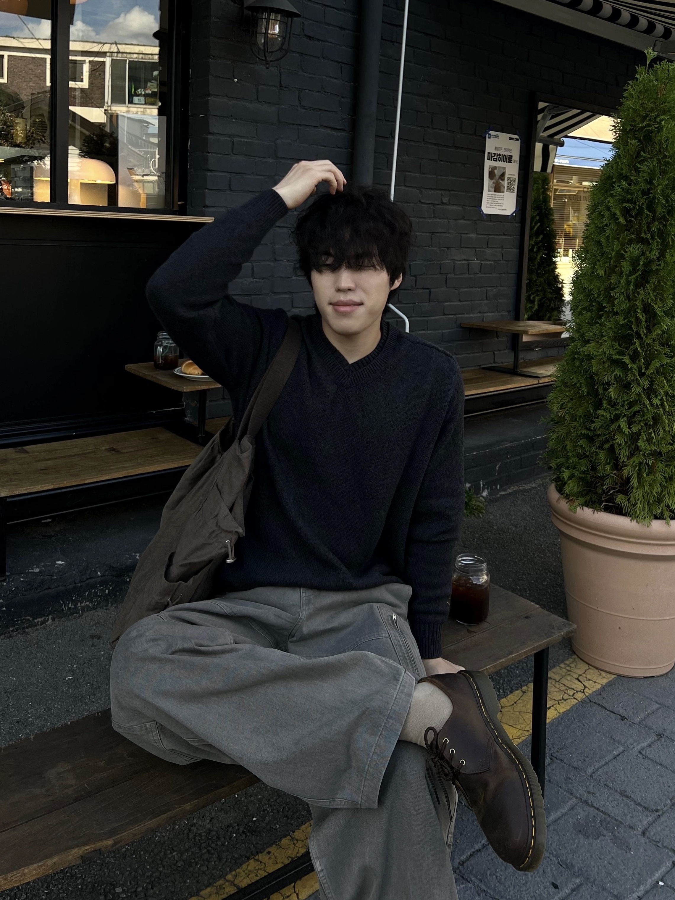 Dr. Martens 1461 Crazy Horse Dark Brown, noun Layered V Neck Knit Charcoal 착용 스타일 - 2