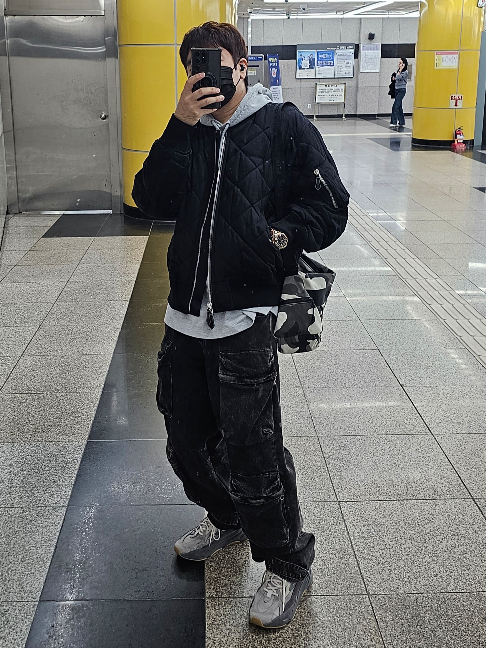 Adidas Yeezy Boost 700 V2 Tephra 2023, Supreme Utility Bag Snow Camo - 25SS 착용 스타일