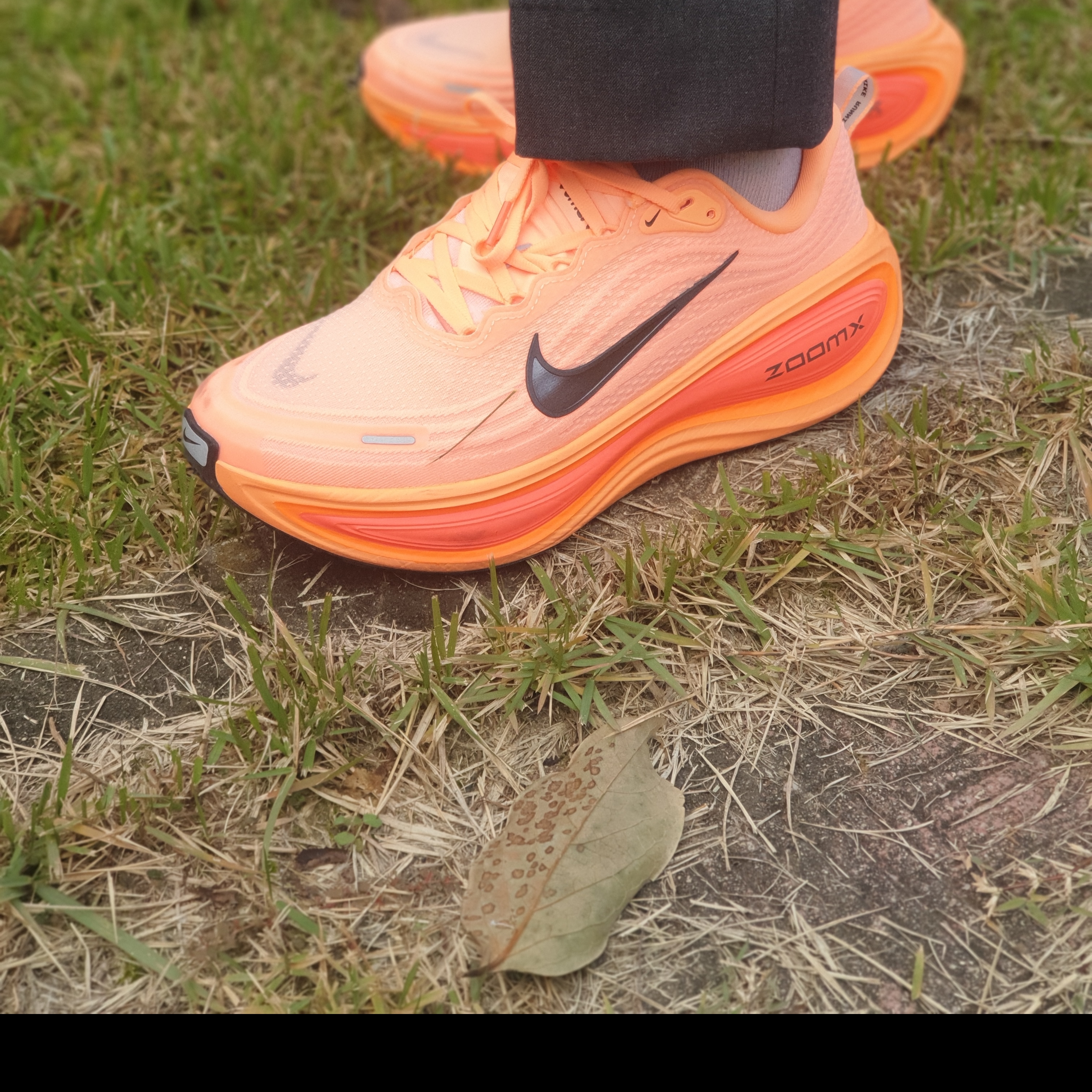 Nike Vomero Plus Orange Pulse Hot Lava 착용 스타일 - 1