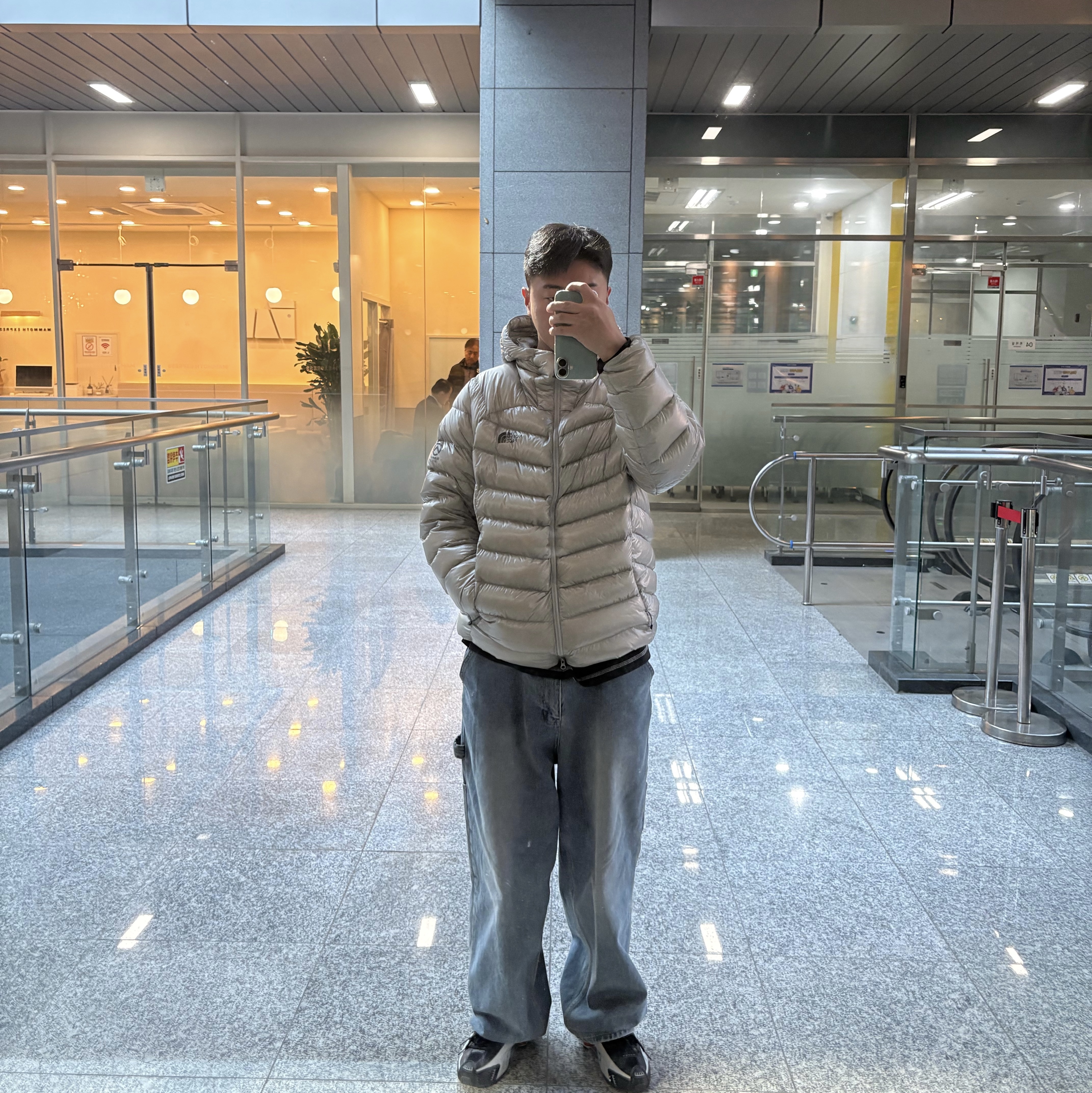 The North Face Summit Mattehorn RDS Down Jacket Light Gray 착용 스타일