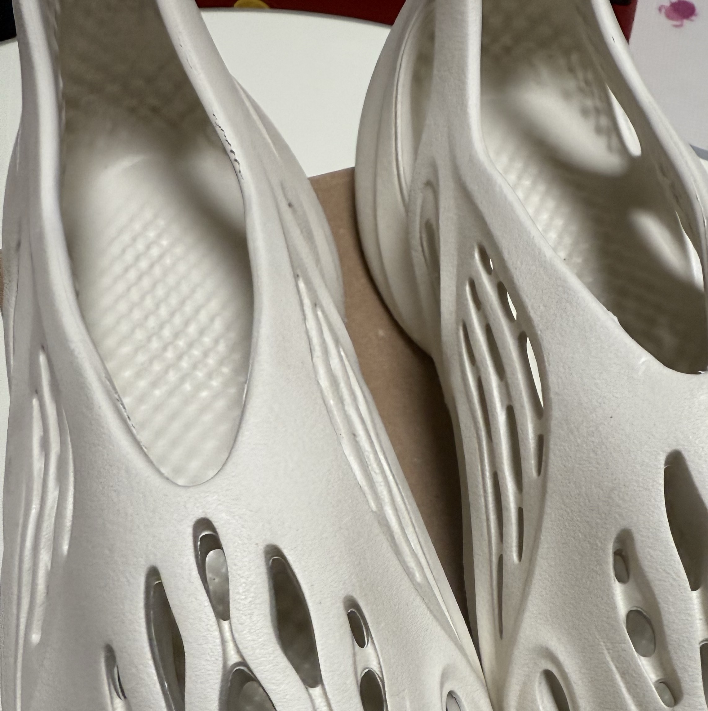 Adidas Yeezy Foam RNNR Ararat 착용 스타일
