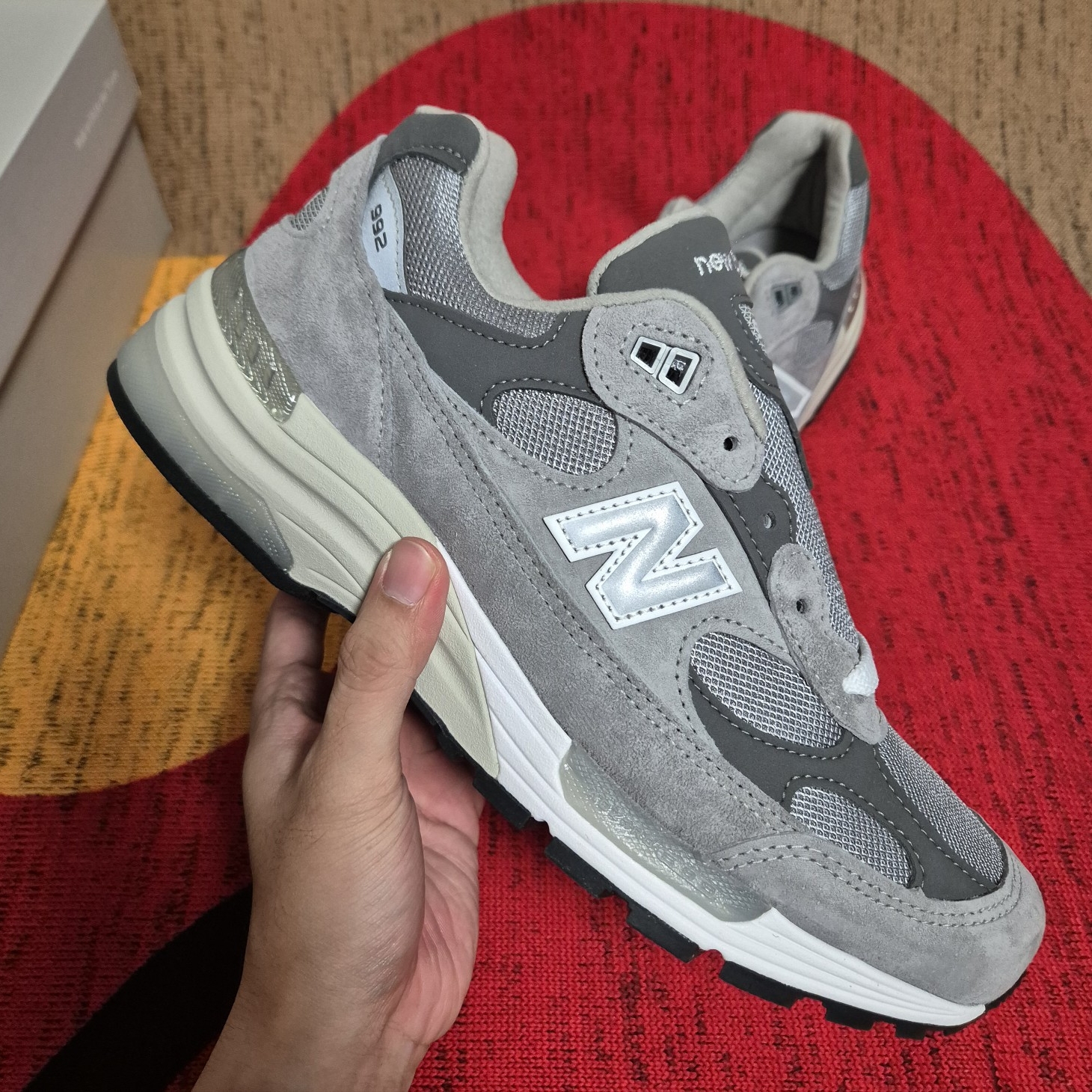 New Balance 992 Made in USA Core Grey Silver Metallic 착용 스타일 - 1