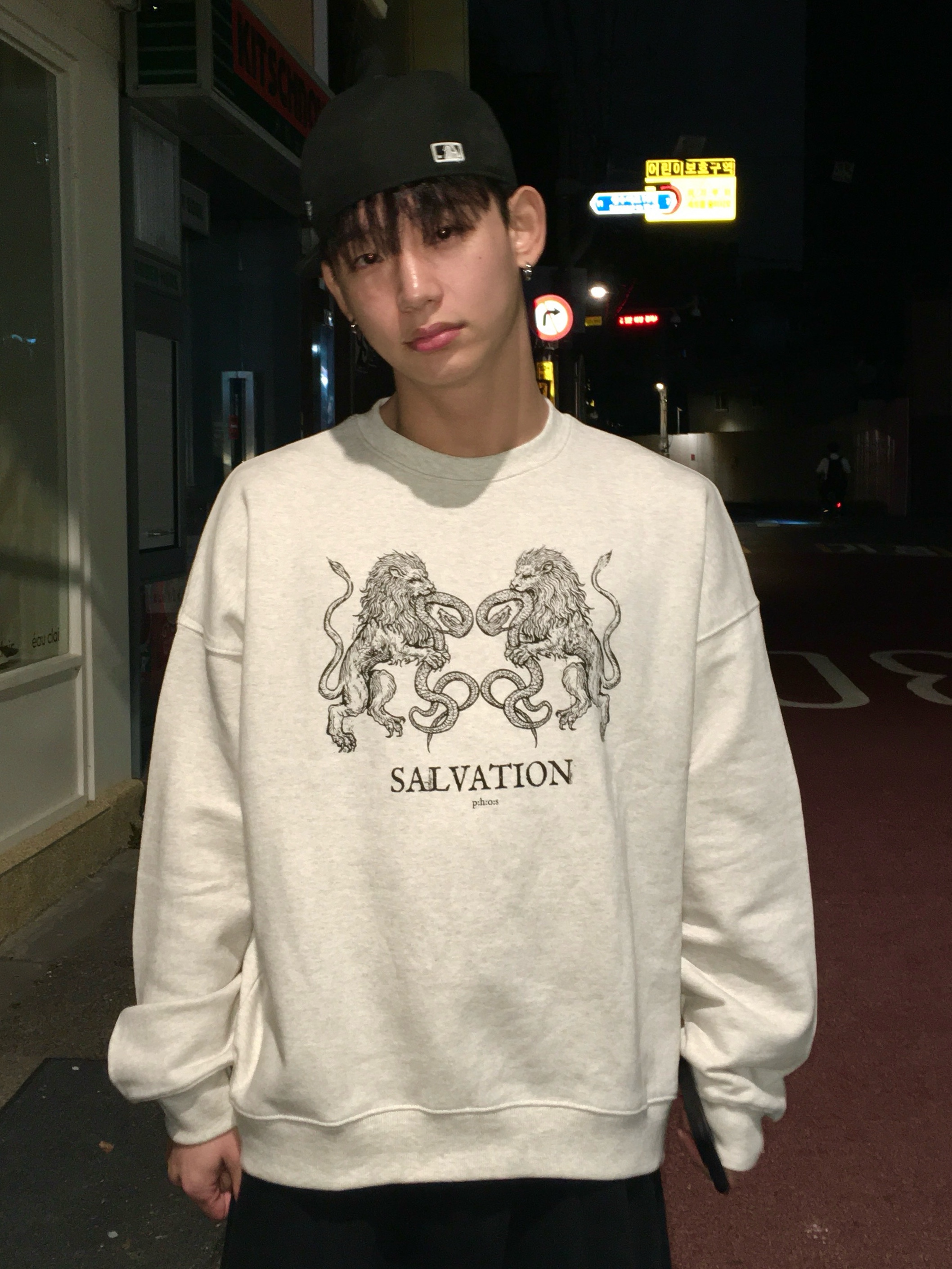 PHOS333 Salvation Lion Sweatshirt Melange Grey, PHOS333 Salvation Lion Sweatshirt Oatmeal 착용 스타일 - 1